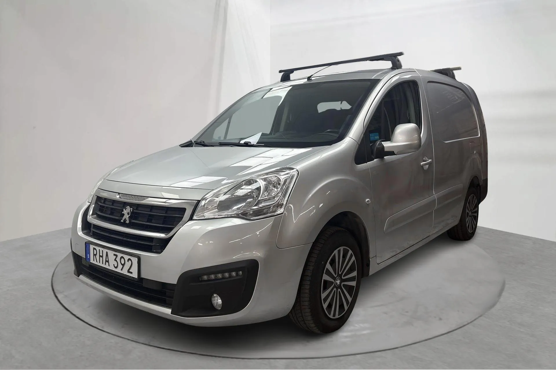 Presentationsfoto 1 av 16: Peugeot Partner 1.6 BlueHDI Skåp (100hk) - 9 753 mil - Manuell - Light Grey - 2017