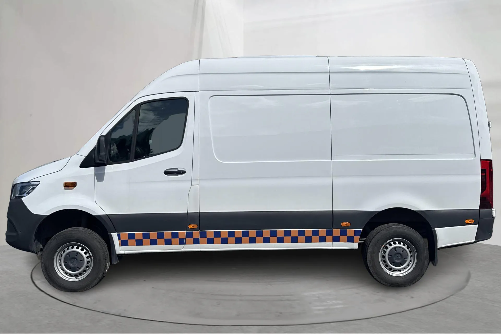 Presentationsfoto 2 av 16: Mercedes Sprinter 319 CDI Skåp 4MATIC (190hk) - 3 036 mil - Automat - vit - 2024