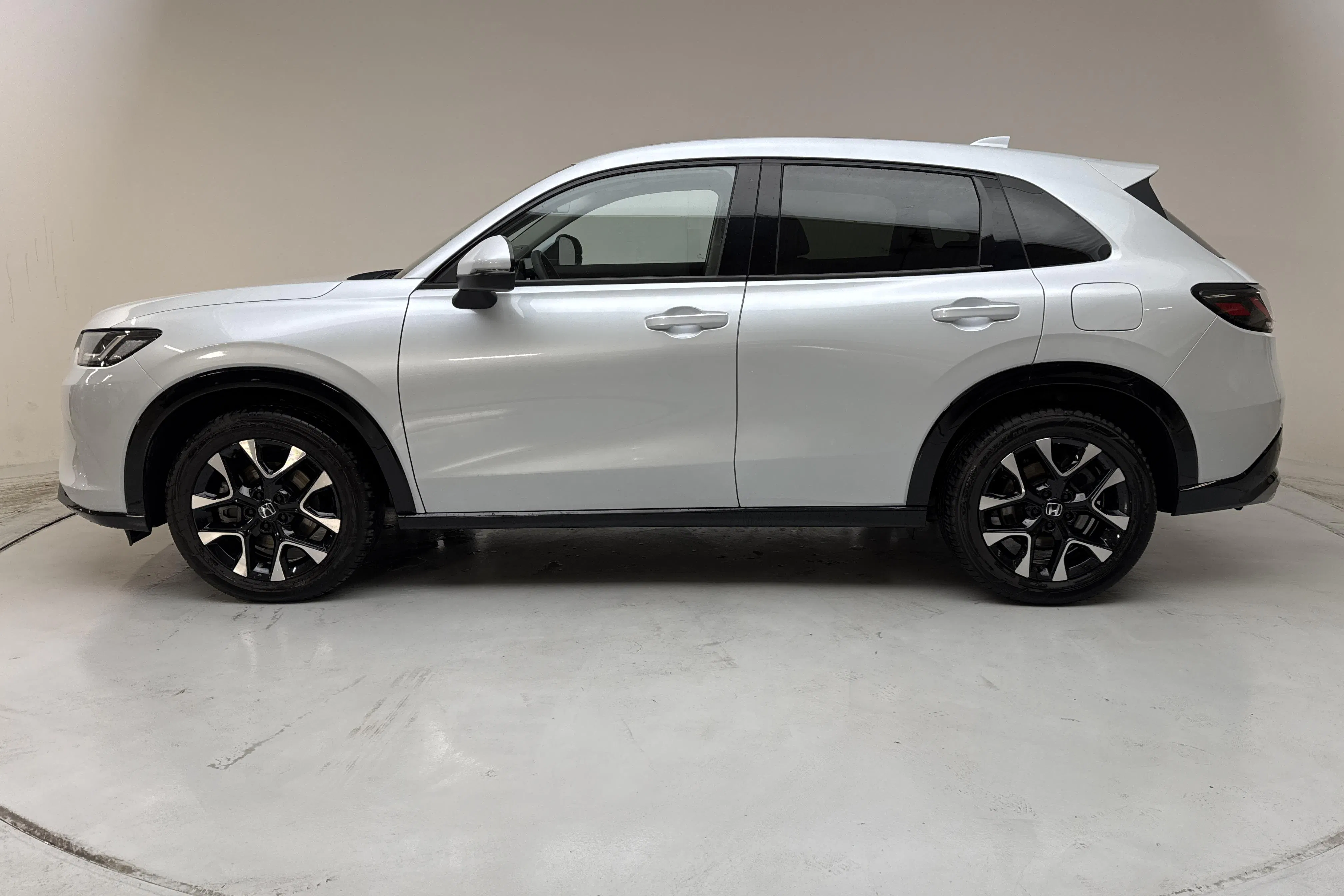 Presentationsfoto 2 av 19: Honda ZR-V 2.0 HEV (184hk) - 1 770 mil - Automat - silver - 2023