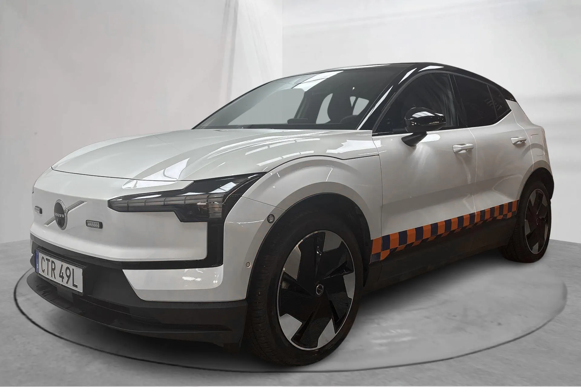 Presentationsfoto 1 av 23: Volvo EX30 Twin Motor Performance (428hk) - 866 mil - Automat - vit - 2025