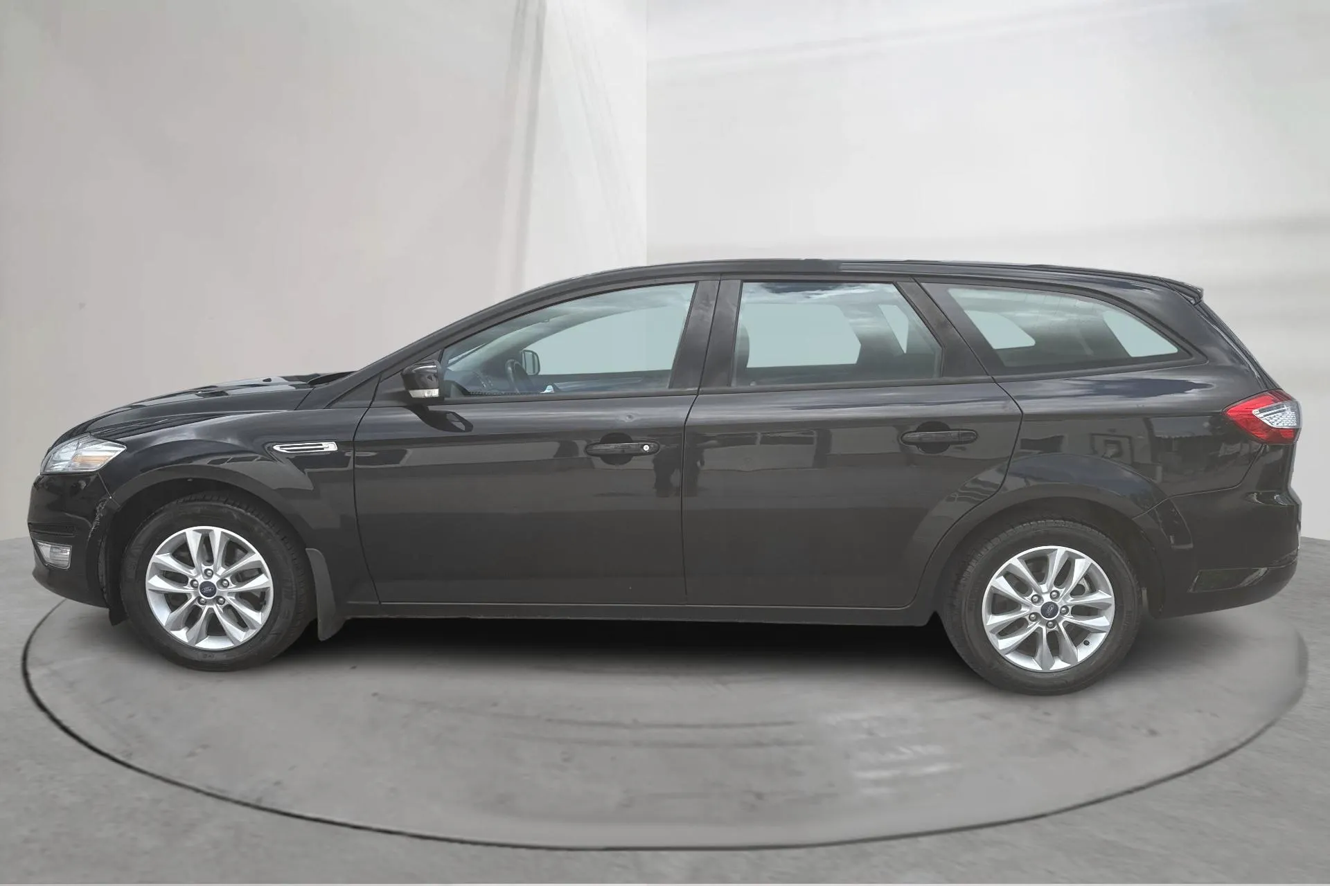 Presentation photo 2 of 13: Ford Mondeo 2.0 Flexifuel Kombi (145hk) - 111 140 km - Manual - black - 2011