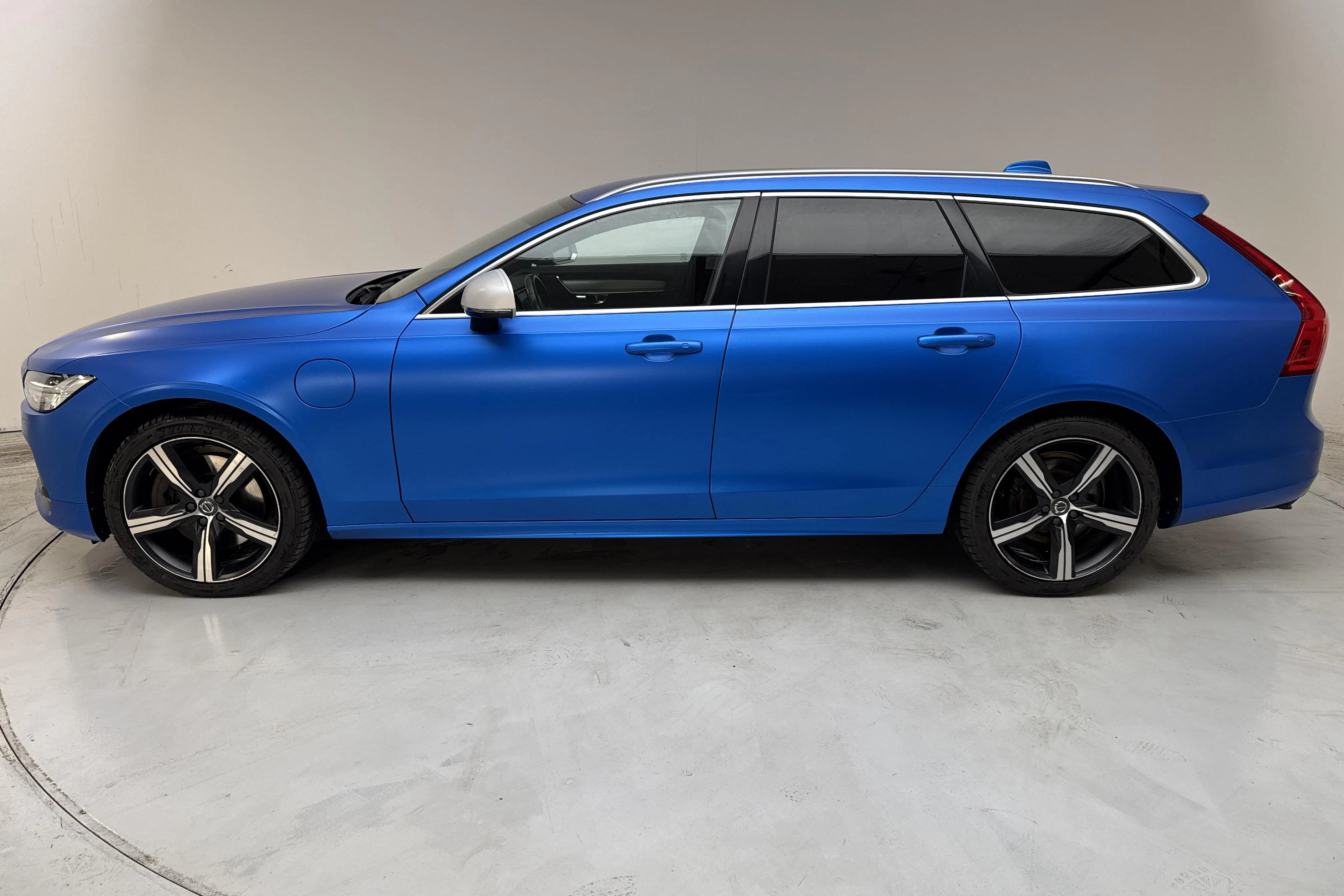 Presentationsfoto 2 av 19: Volvo V90 T8 AWD Twin Engine (390hk) - 17 389 mil - Automat - blå - 2019