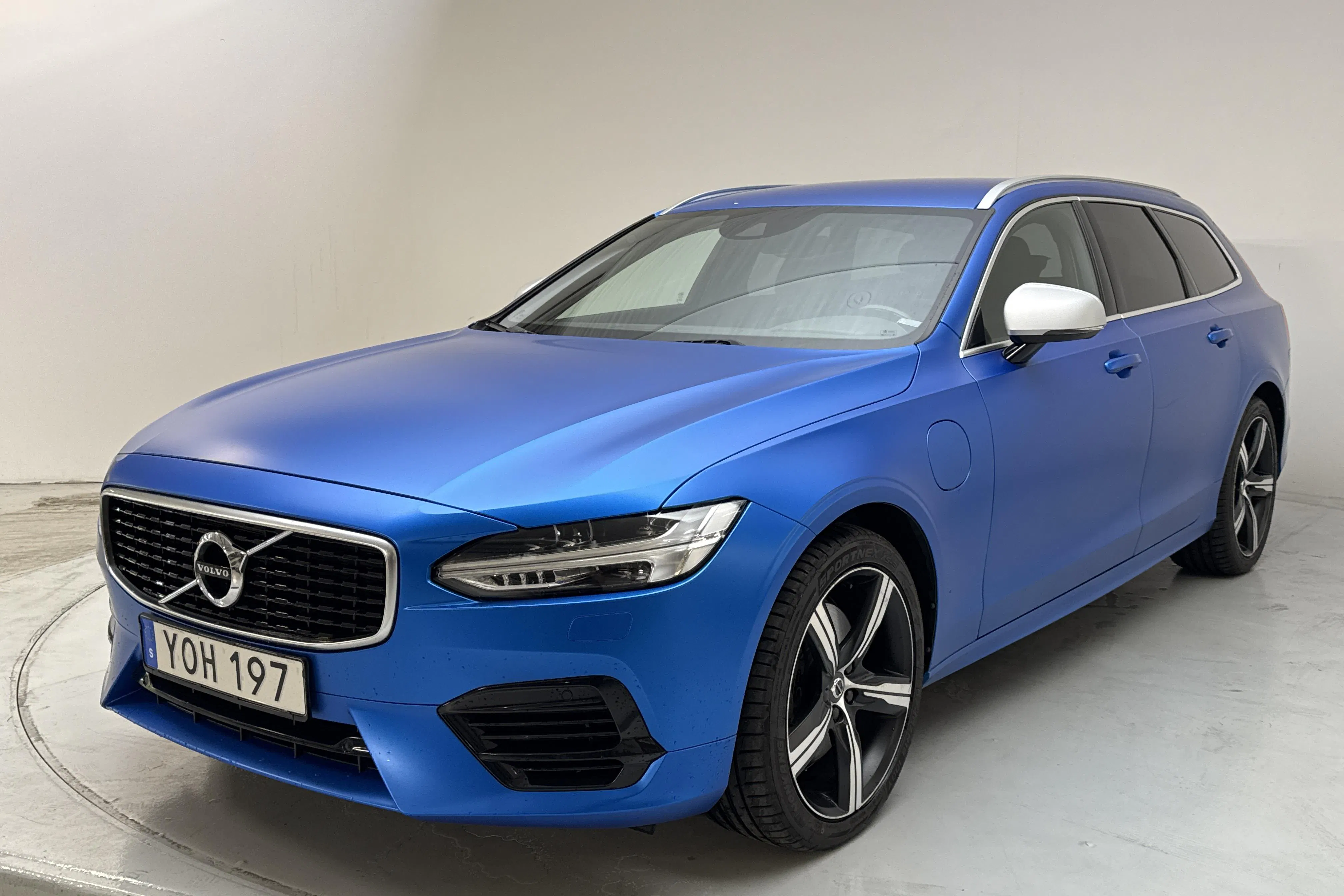 Presentationsfoto 1 av 19: Volvo V90 T8 AWD Twin Engine (390hk) - 17 389 mil - Automat - blå - 2019