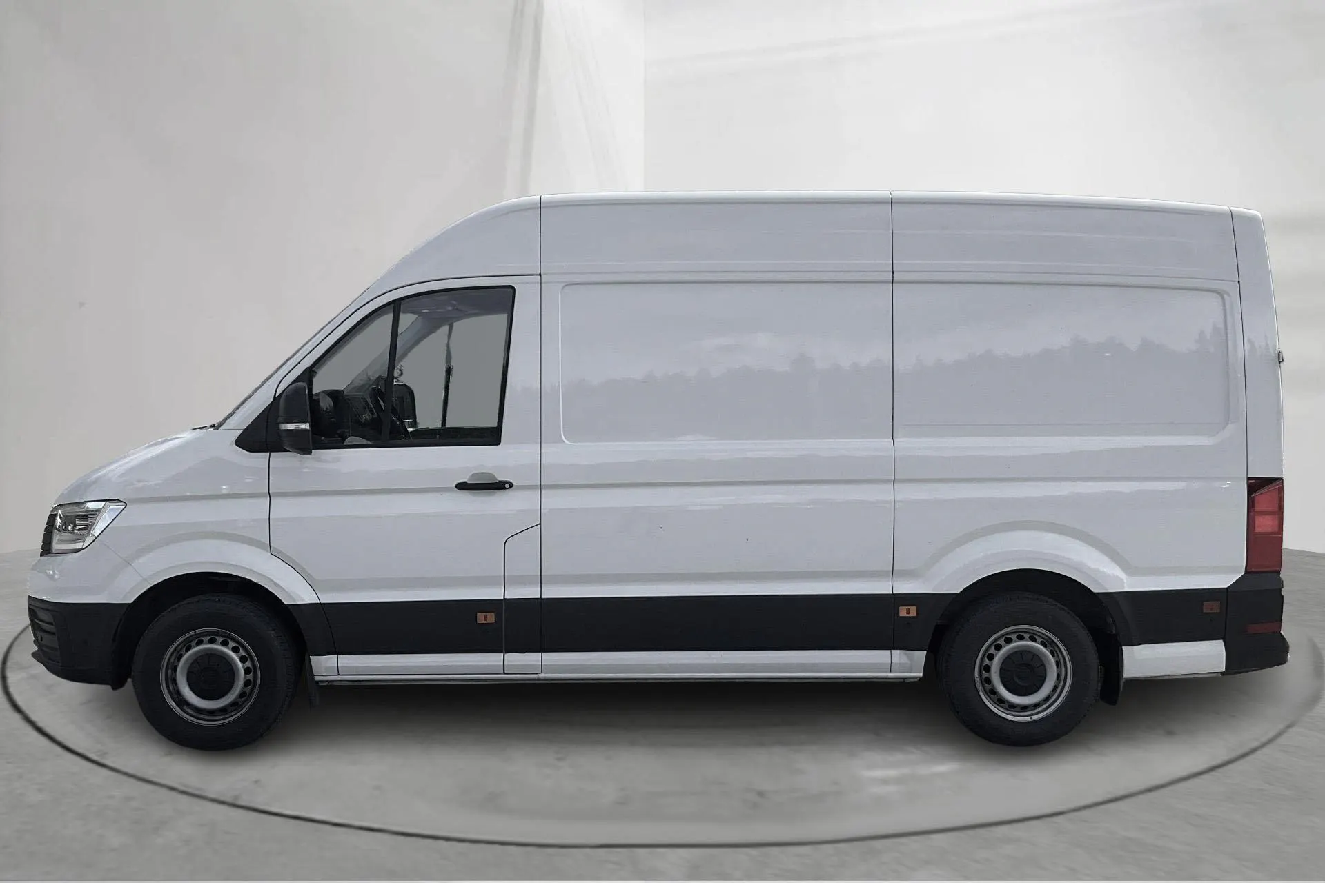 Presentation photo 2 of 16: VW Crafter 35 2.0 TDI Skåp (177hk) - 66 480 km - Automatic - white - 2023