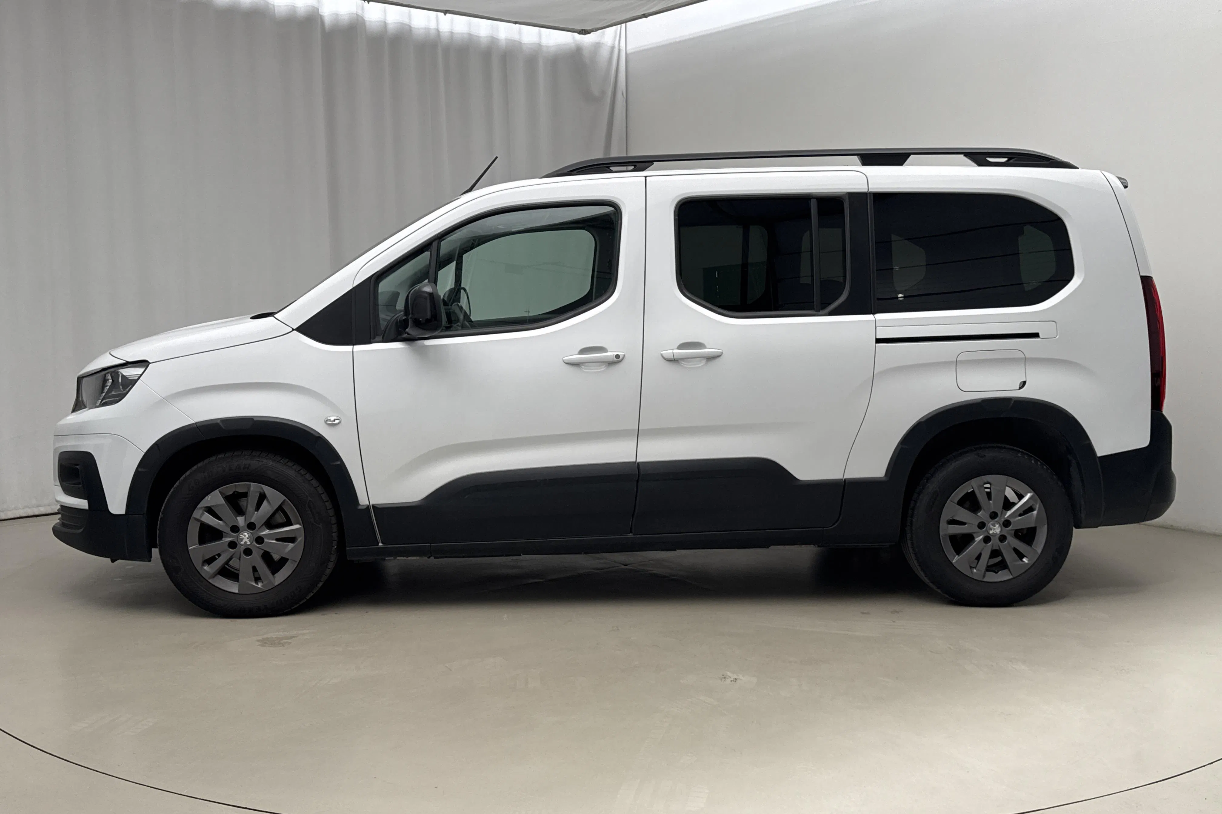 Presentationsfoto 2 av 16: Peugeot Rifter 1.5 BlueHDi (130hk) - 7 634 mil - Automat - vit - 2022