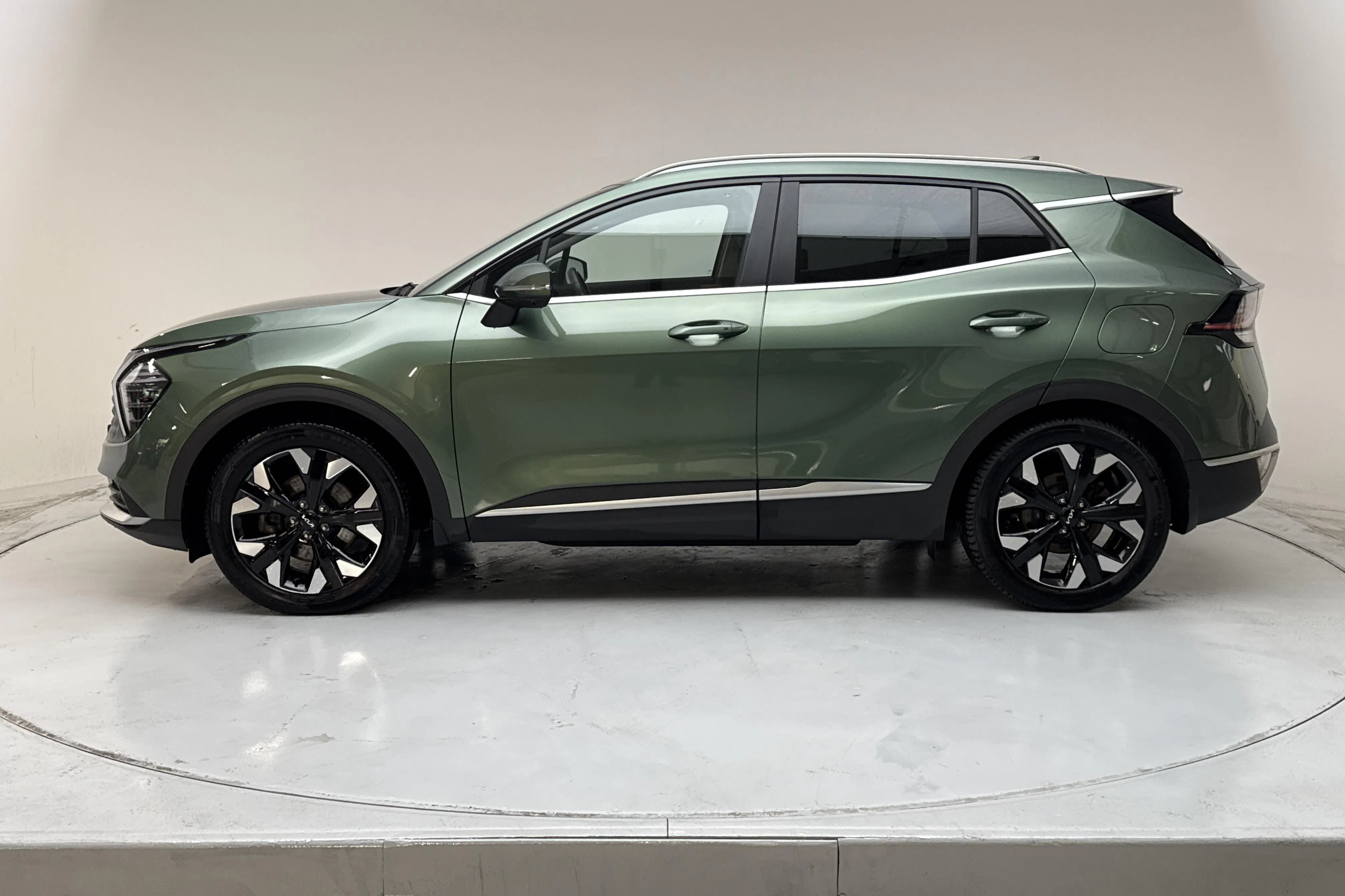 Presentationsfoto 2 av 16: KIA Sportage PHEV AWD (265hk) - 6 852 mil - Automat - grön - 2022