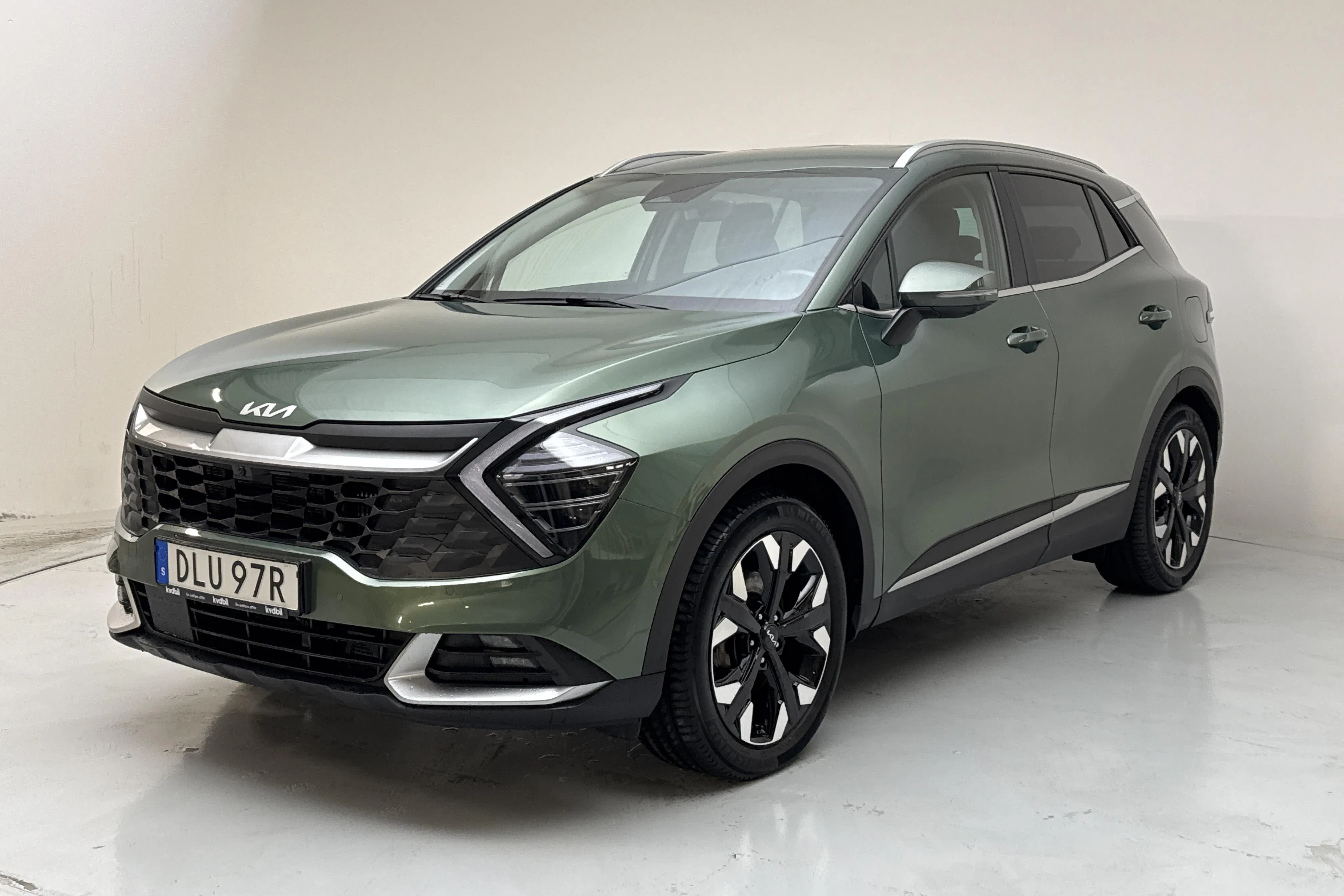 Presentationsfoto 1 av 16: KIA Sportage PHEV AWD (265hk) - 6 852 mil - Automat - grön - 2022