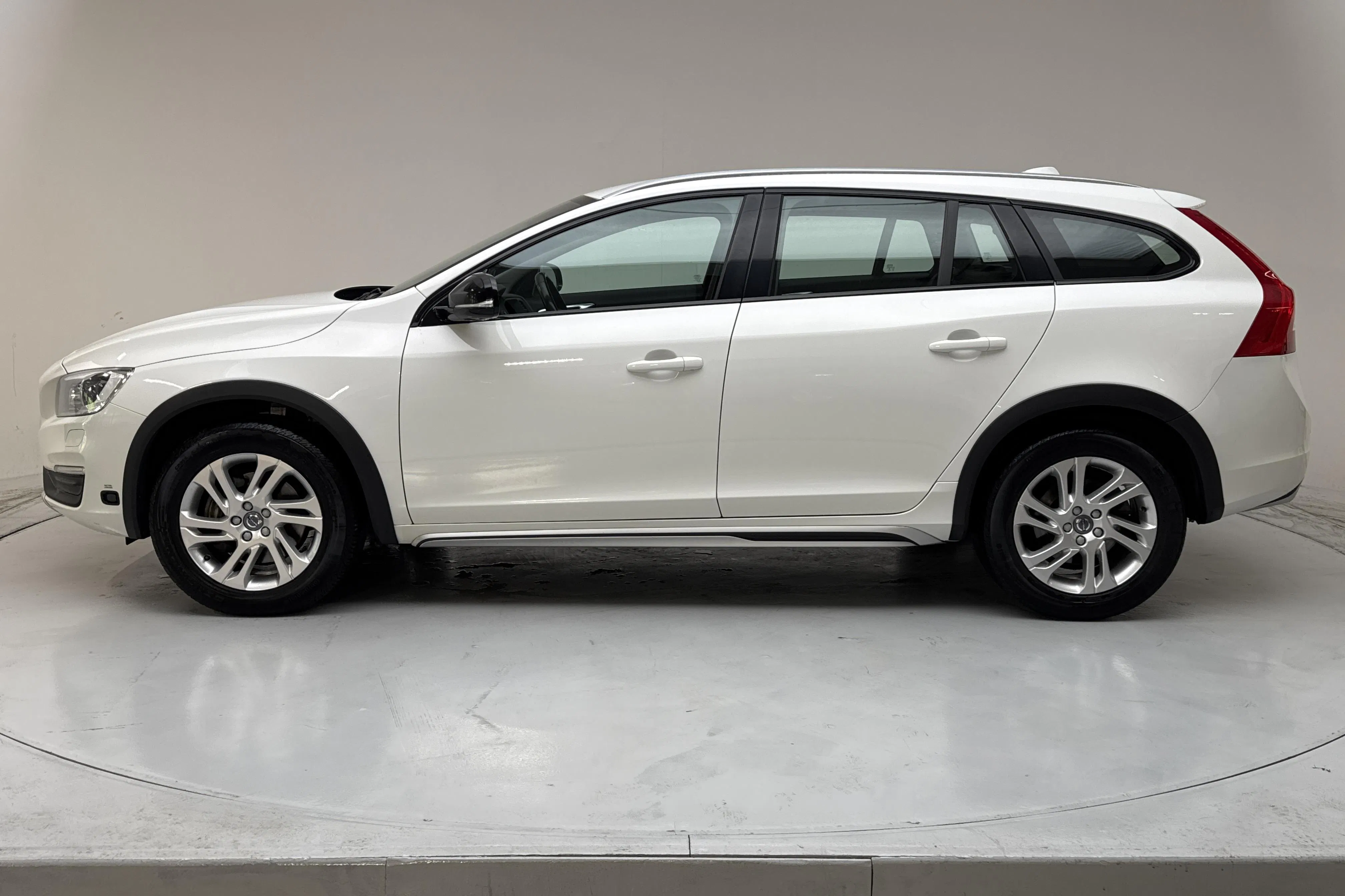 Presentationsfoto 2 av 16: Volvo V60 D3 Cross Country (150hk) - 11 603 mil - Automat - vit - 2018