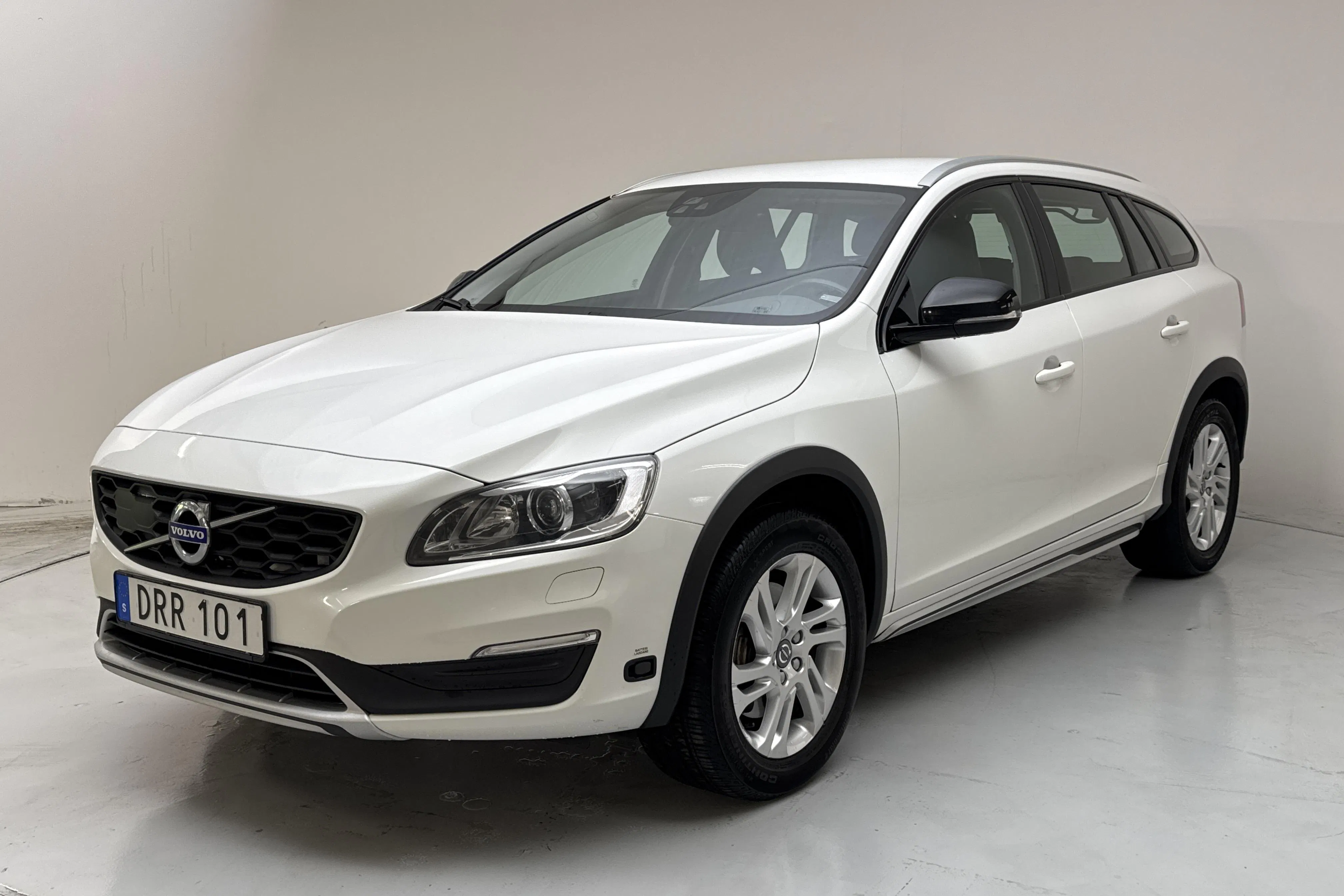 Presentationsfoto 1 av 16: Volvo V60 D3 Cross Country (150hk) - 11 603 mil - Automat - vit - 2018
