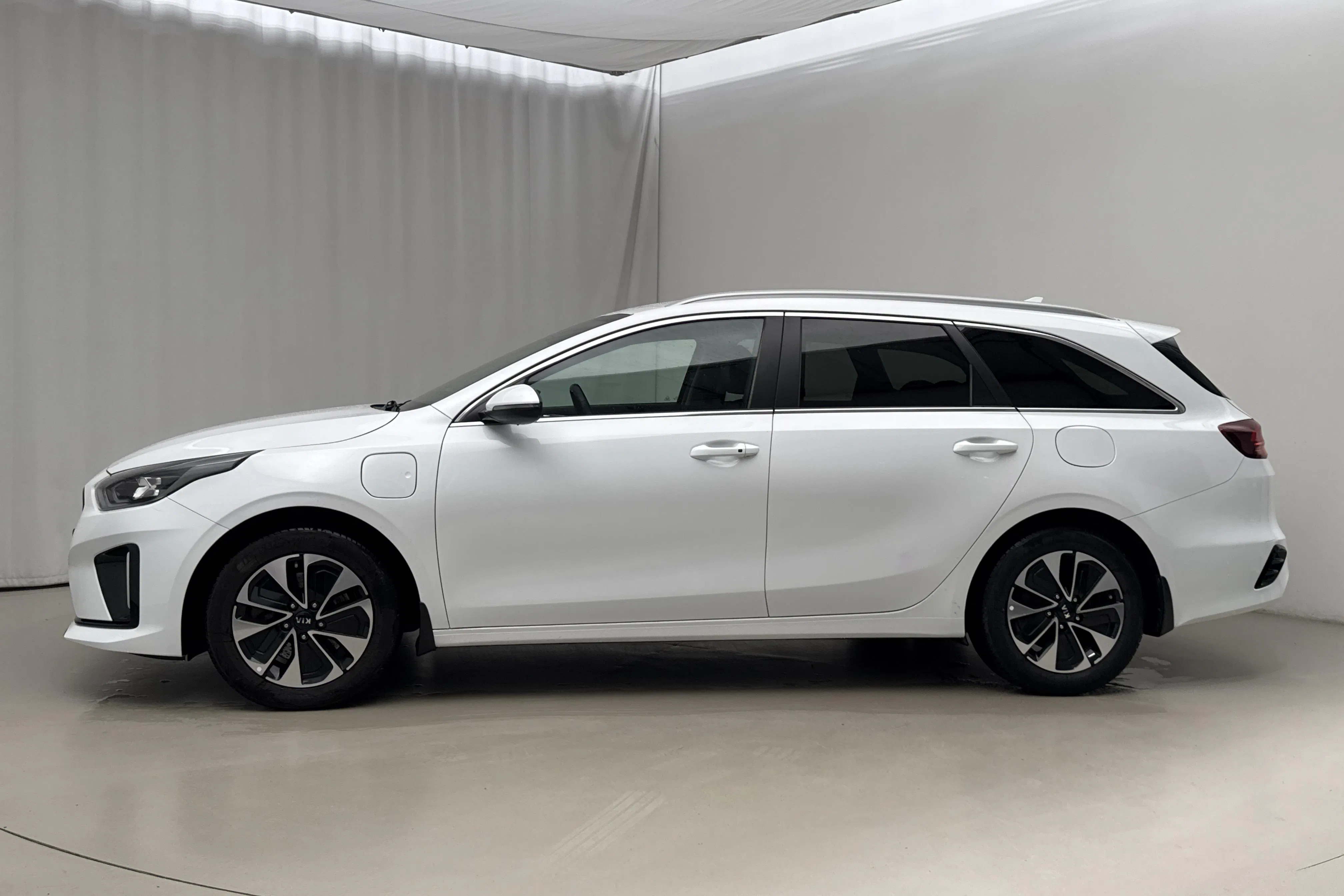 Presentationsfoto 2 av 23: KIA Ceed 1.6 Plug-in Hybrid SW (141hk) - 11 871 mil - Automat - vit - 2021