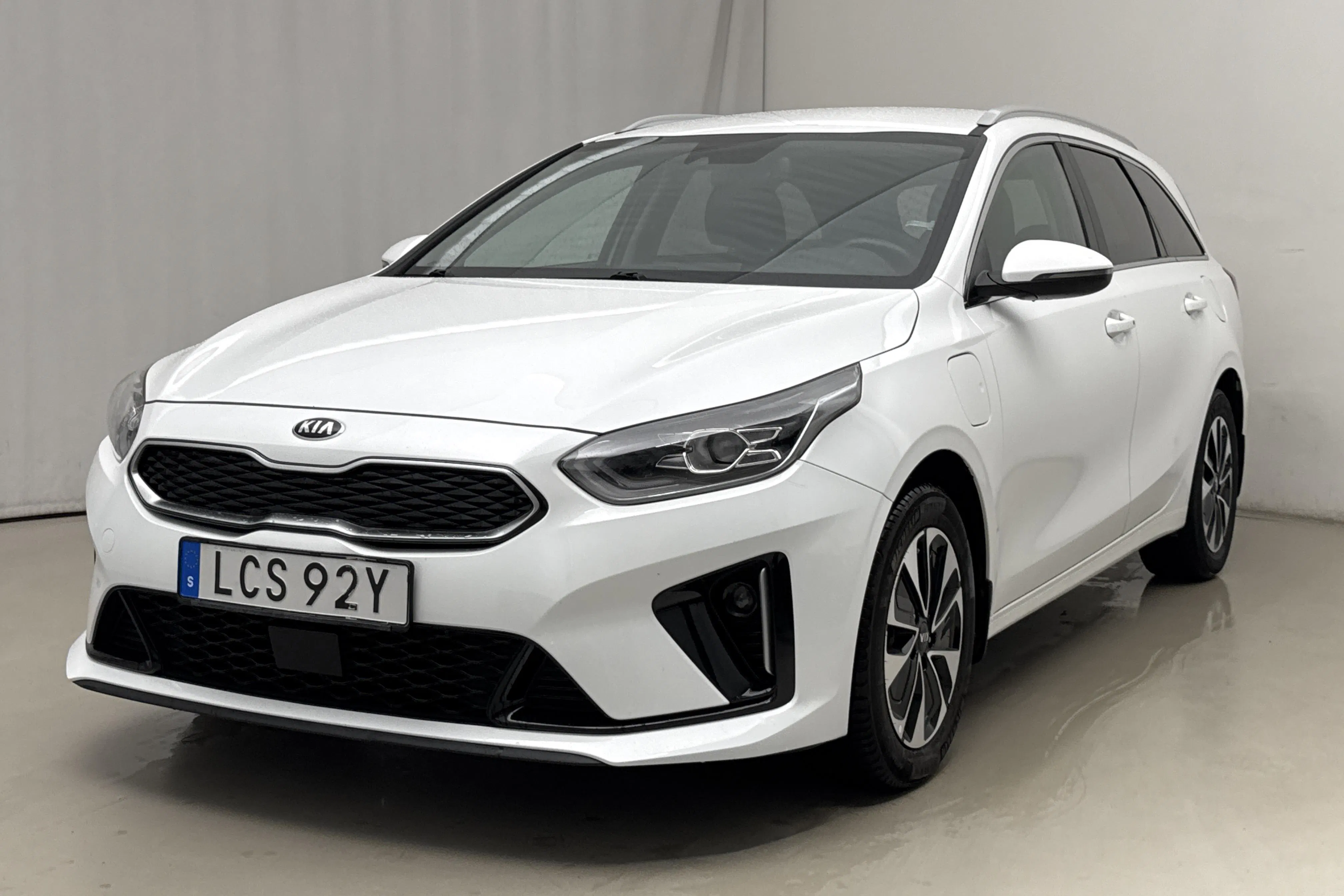 Presentationsfoto 1 av 23: KIA Ceed 1.6 Plug-in Hybrid SW (141hk) - 11 871 mil - Automat - vit - 2021