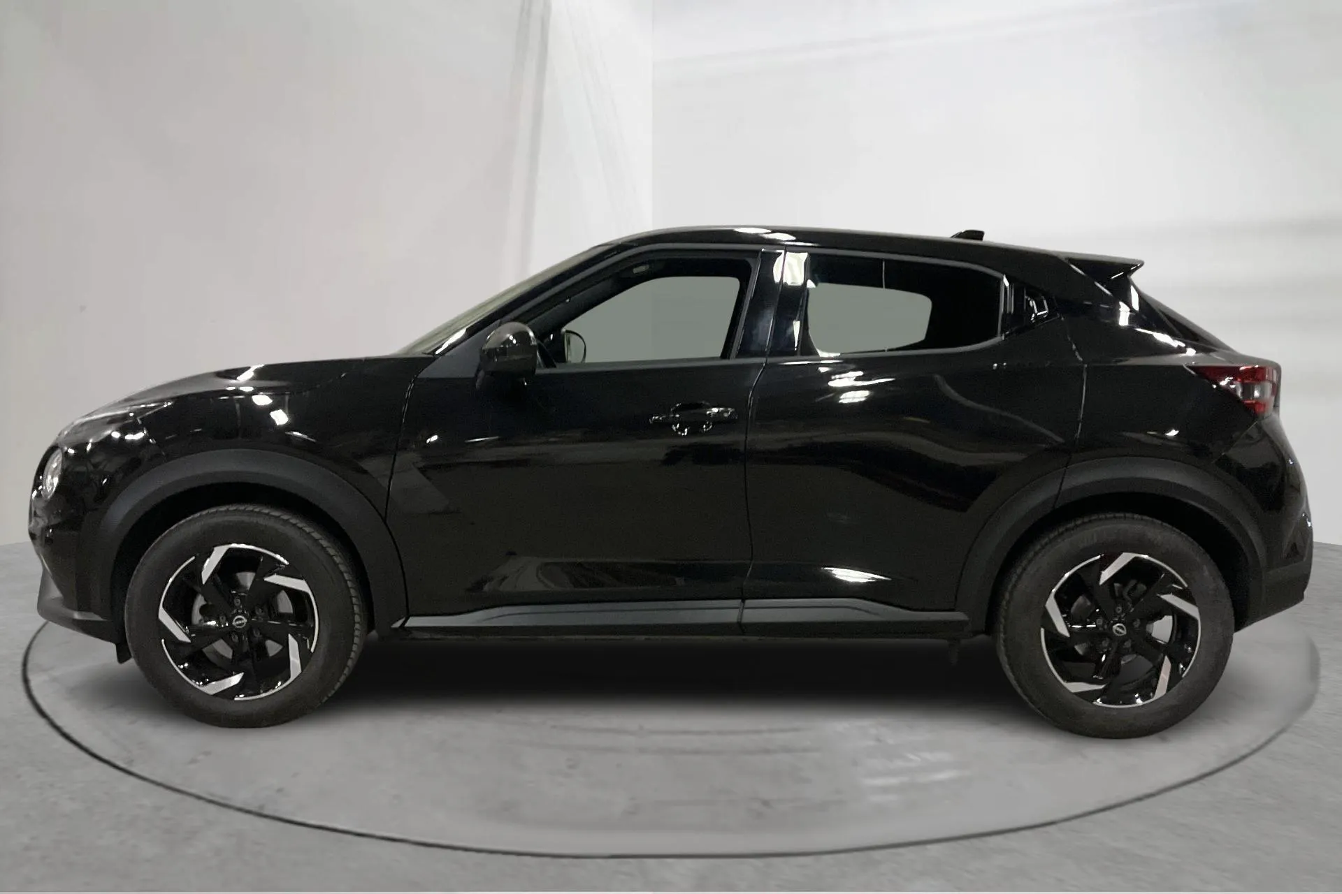 Presentationsfoto 2 av 16: Nissan Juke DIG-T (114hk) - 1 952 mil - Manuell - svart - 2024