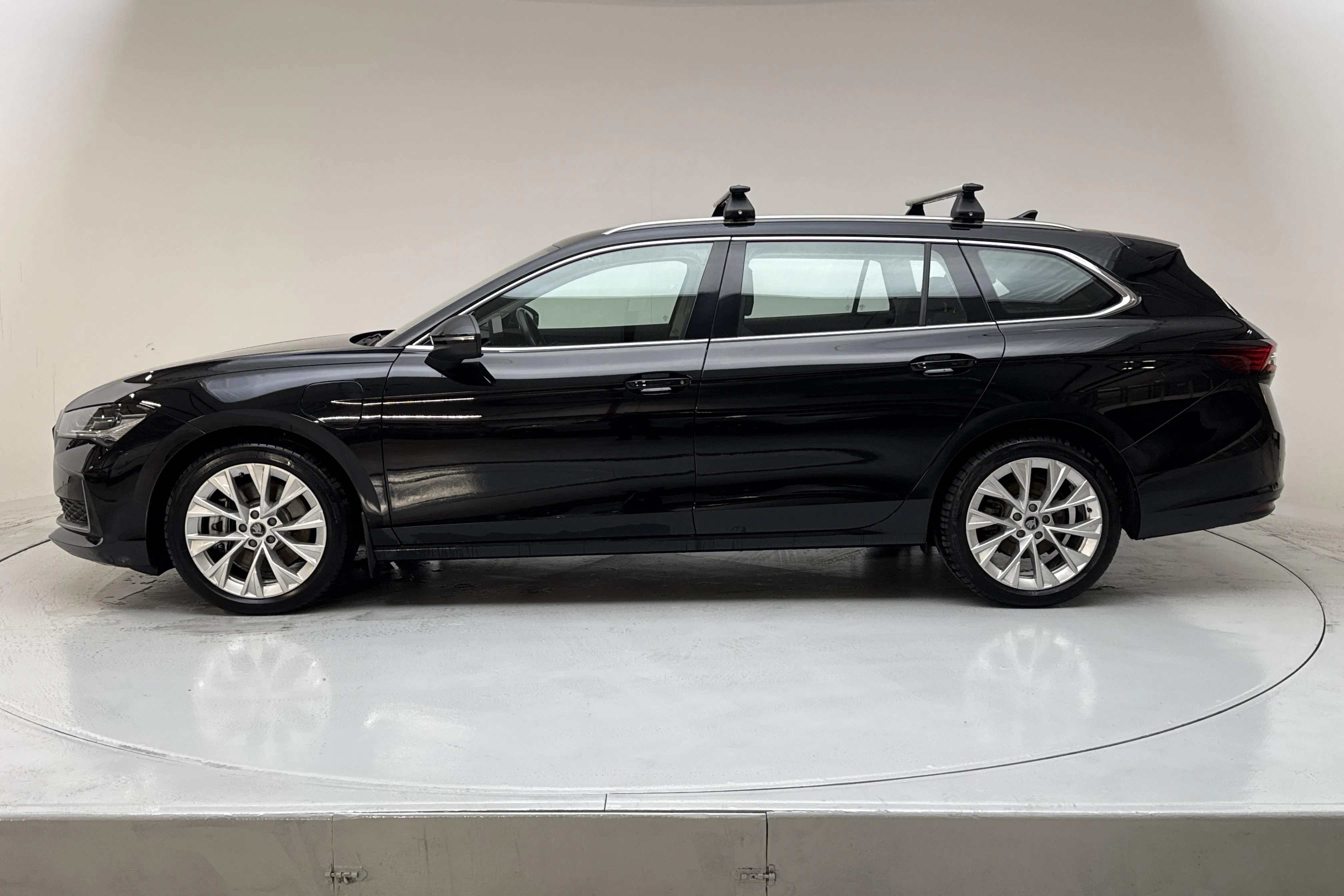 Presentationsfoto 2 av 17: Skoda Superb 1.5 TSI iV Kombi (204hk) - 4 257 mil - Automat - svart - 2025