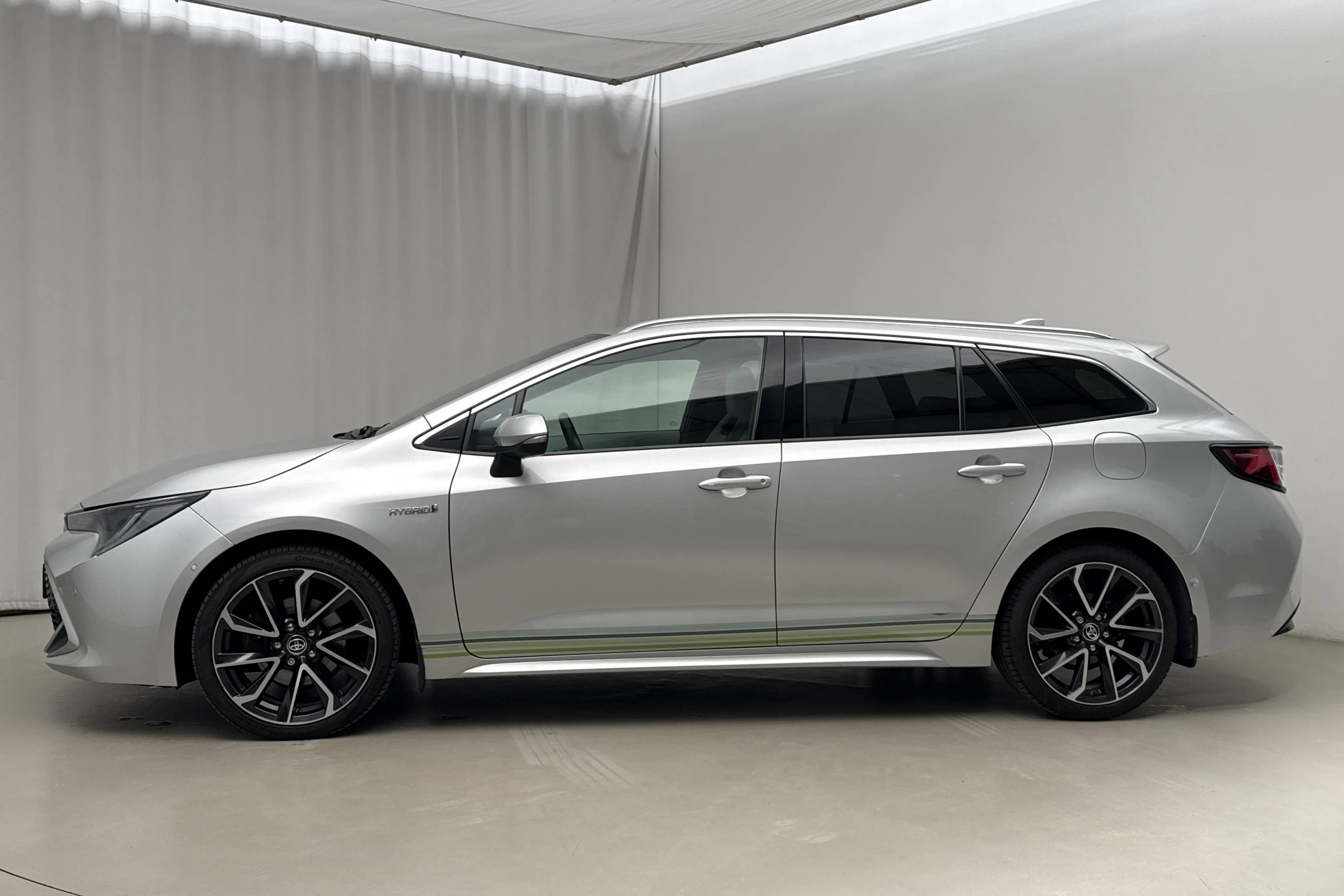 Presentationsfoto 2 av 16: Toyota Corolla 2.0 Hybrid Touring Sports (184hk) - 16 244 mil - Automat - silver - 2020
