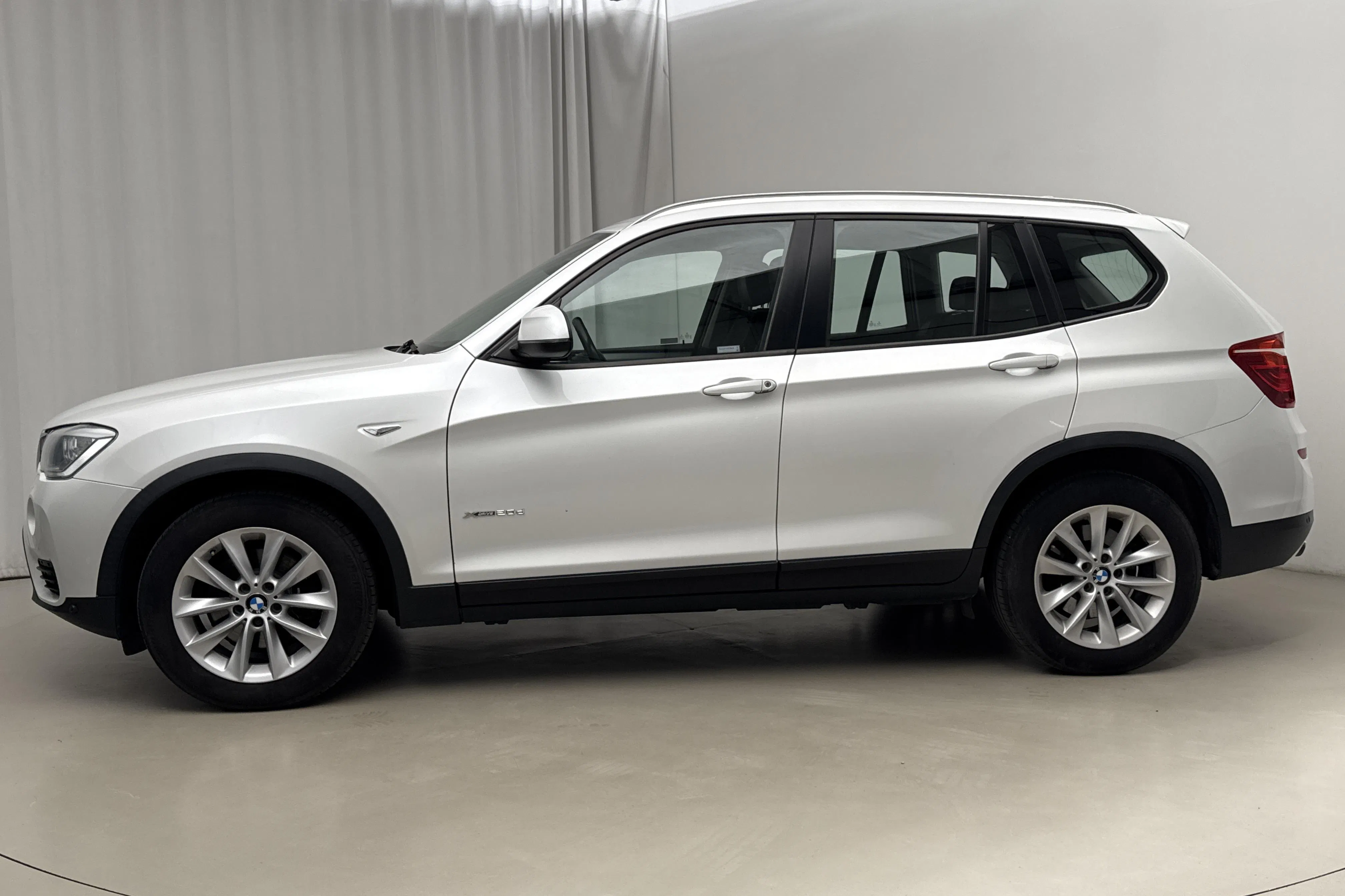 Presentationsfoto 2 av 17: BMW X3 xDrive20d, F25 (190hk) - 19 603 mil - Automat - vit - 2017