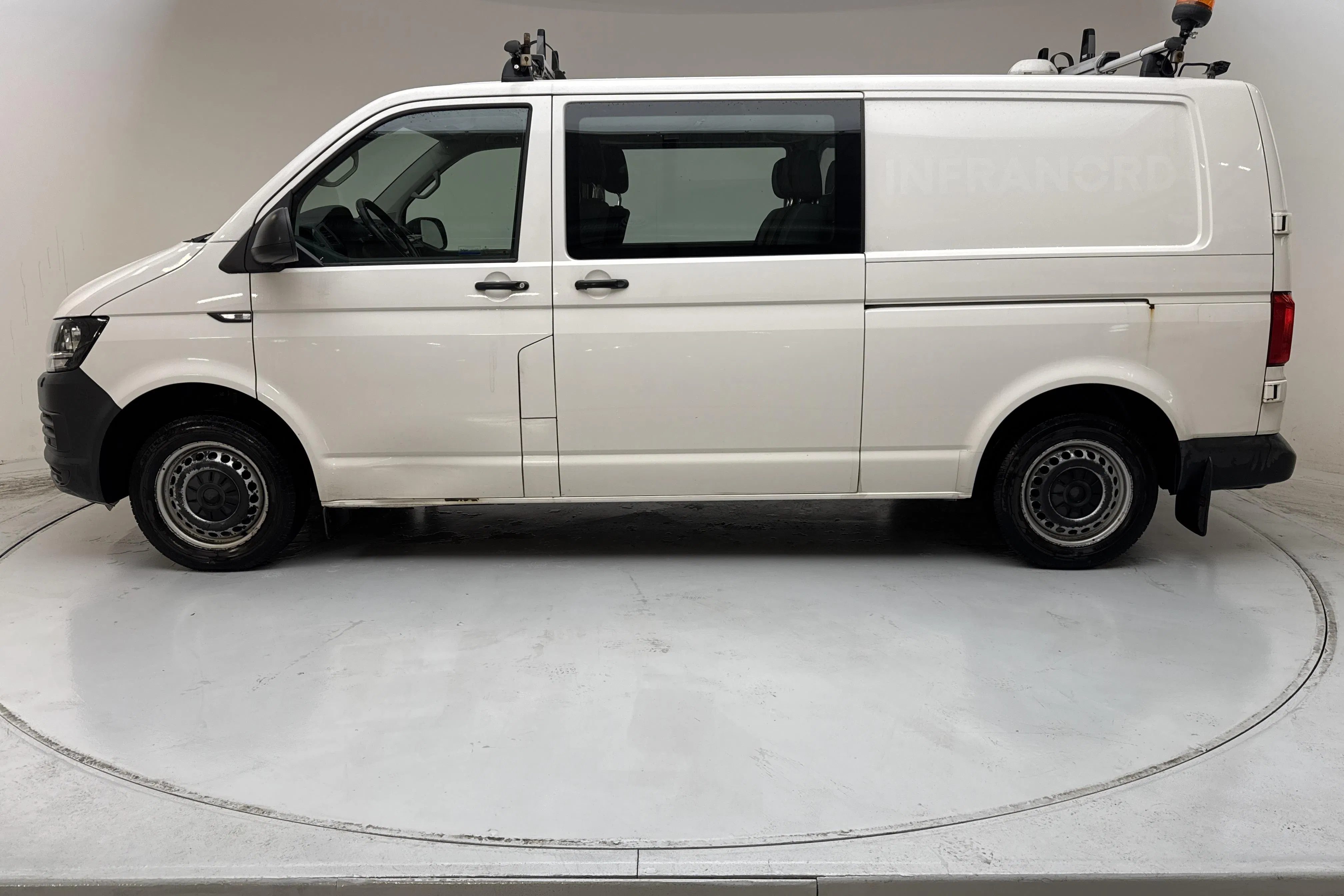 Presentationsfoto 2 av 12: VW Transporter T6 2.0 TDI BMT Skåp 4MOTION (150hk) - 16 386 mil - Manuell - vit - 2018