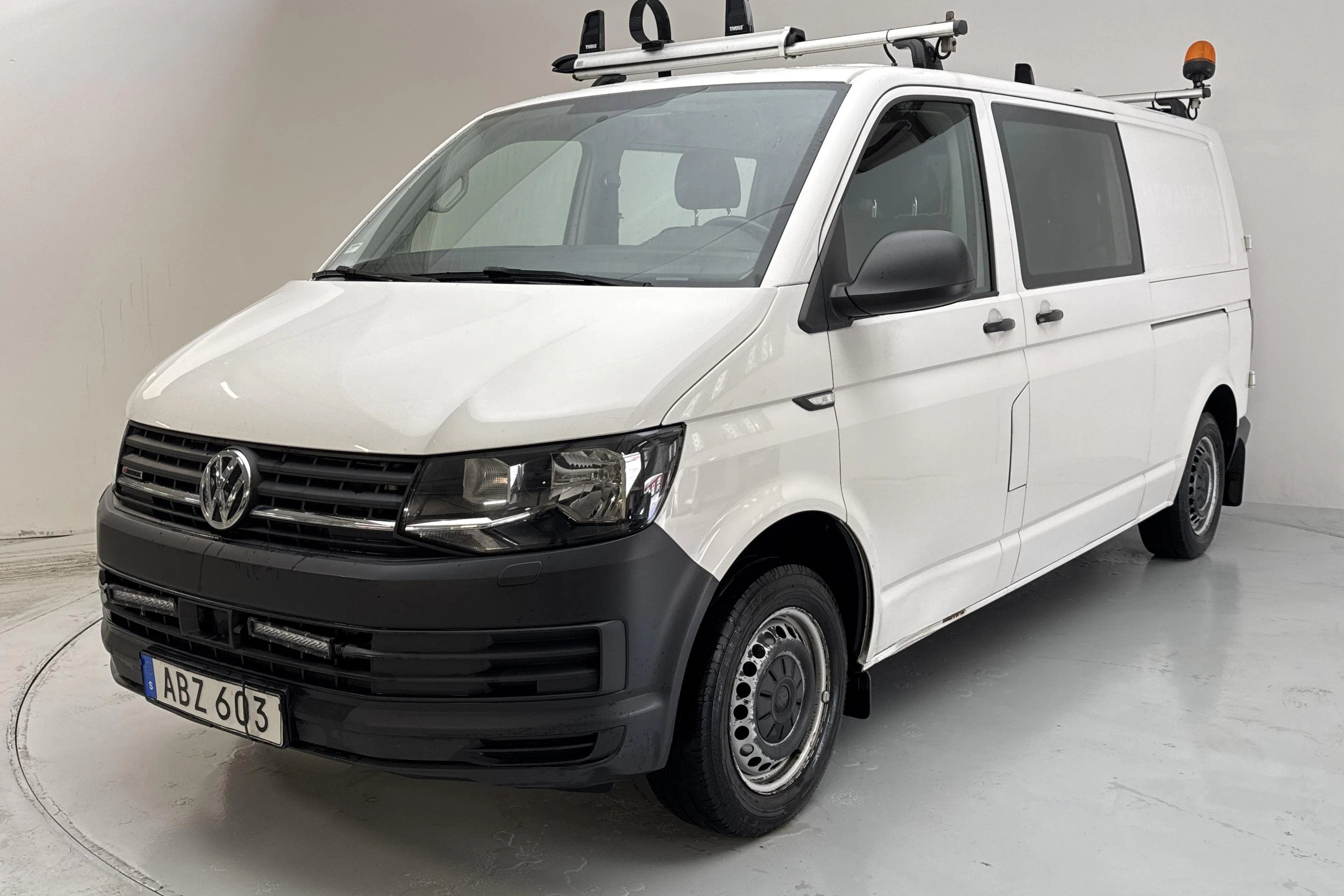 Presentationsfoto 1 av 12: VW Transporter T6 2.0 TDI BMT Skåp 4MOTION (150hk) - 16 386 mil - Manuell - vit - 2018