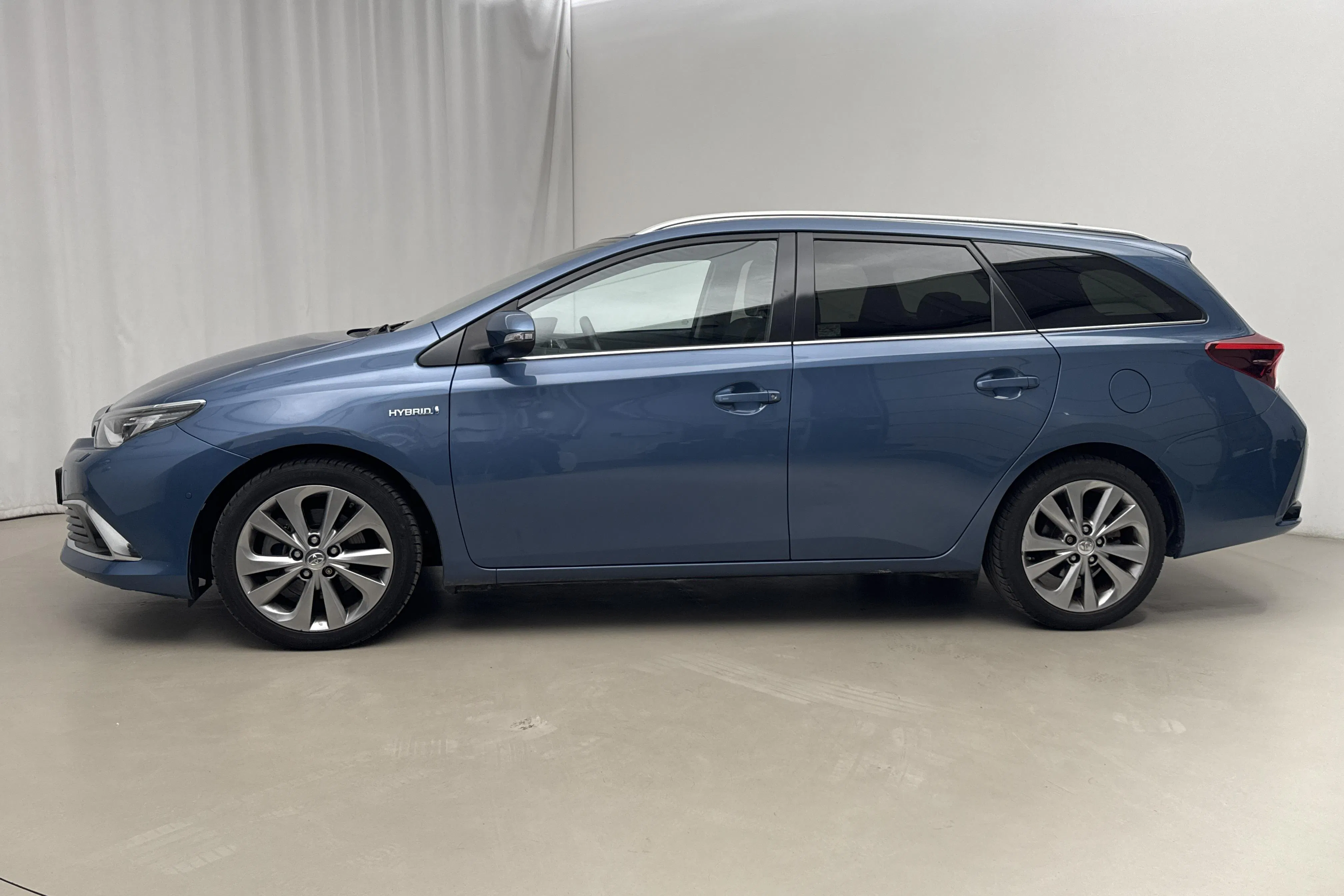 Presentation photo 2 of 17: Toyota Auris 1.8 HSD Touring Sports (99hk) - 29 440 km - Automatic - blue - 2017