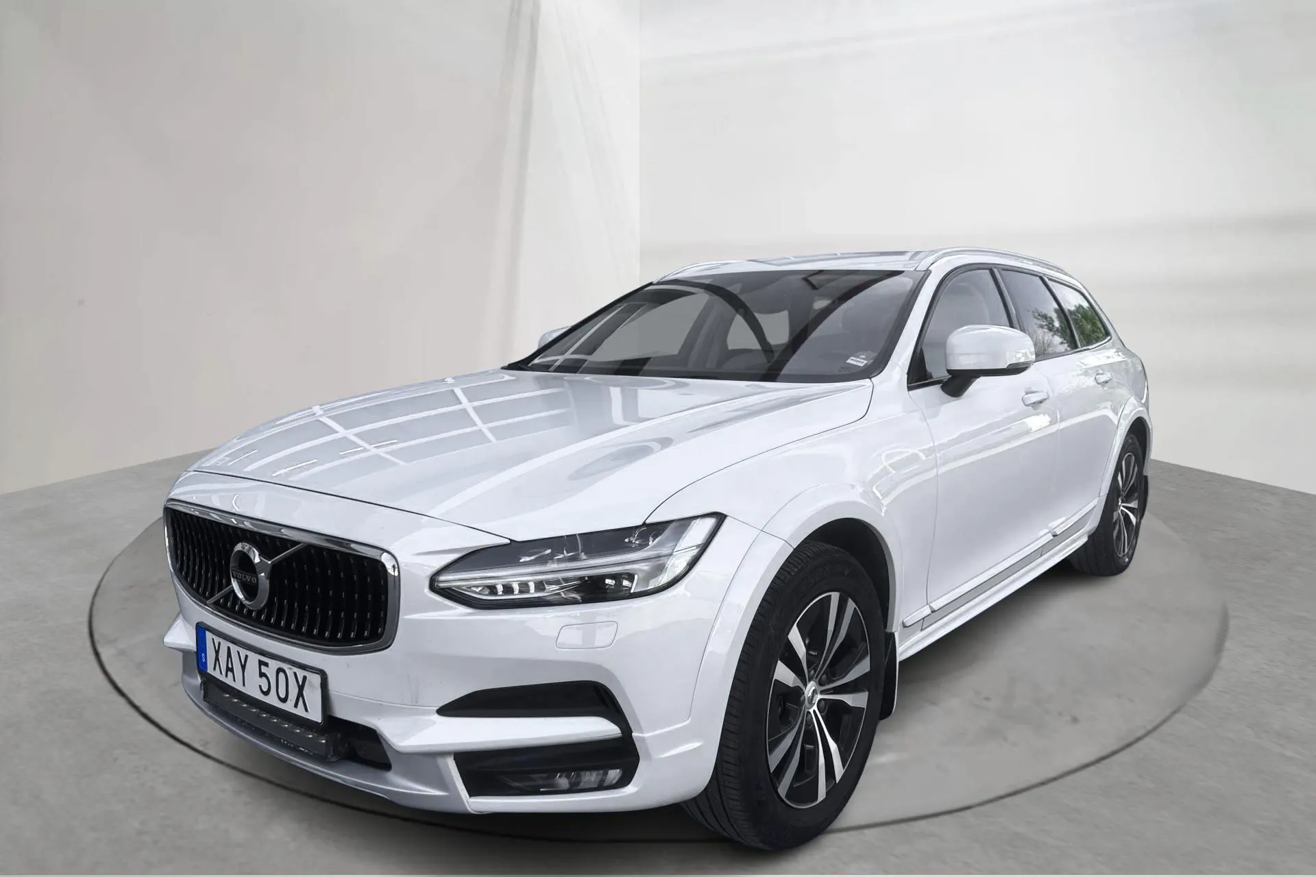 Presentation photo 1 of 17: Volvo V90 D4 Cross Country AWD (190hk) - 261 670 km - Automatic - white - 2020