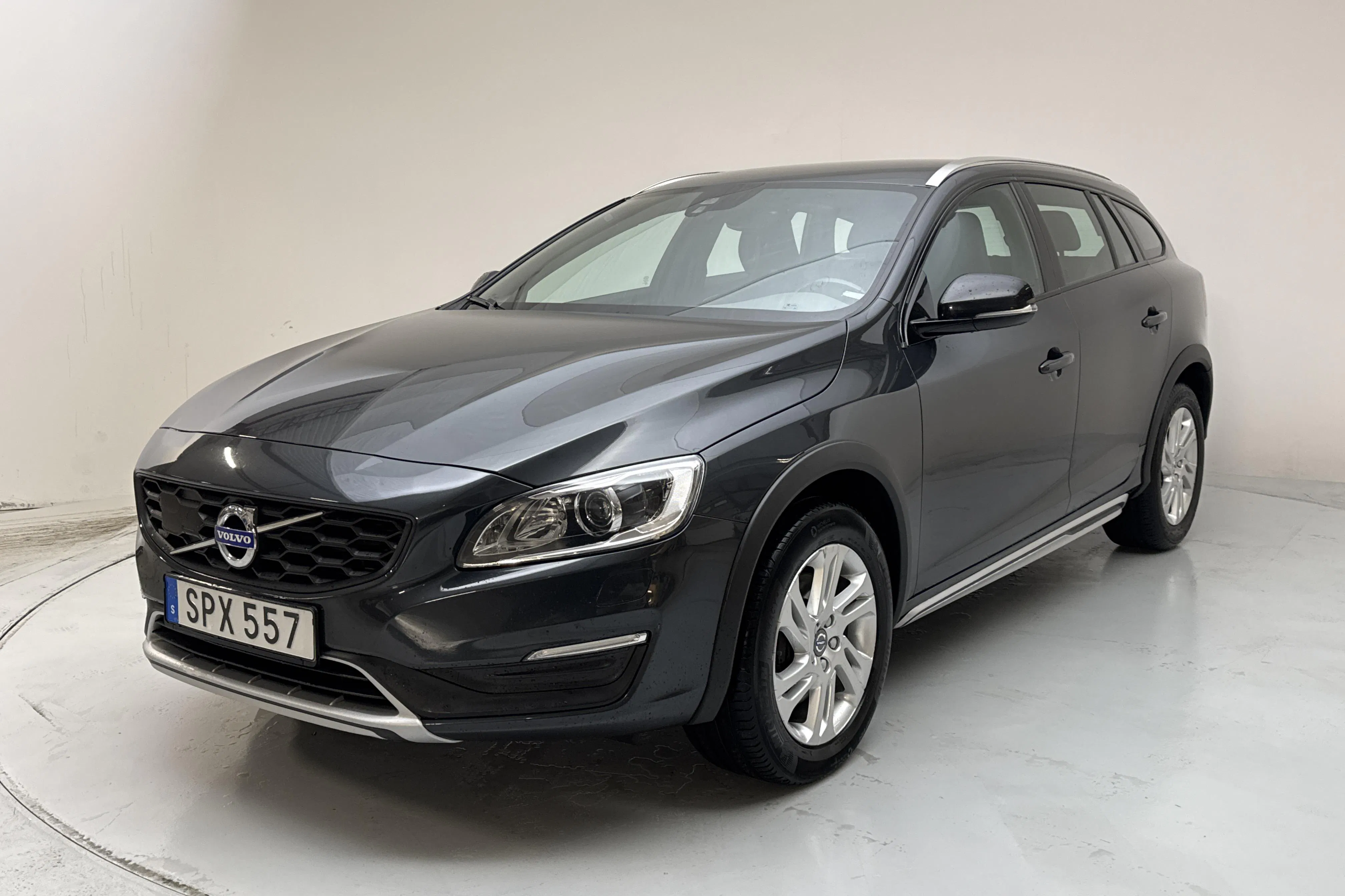 Presentation photo 1 of 14: Volvo V60 D3 Cross Country (150hk) - 177 010 km - Automatic - gray - 2017