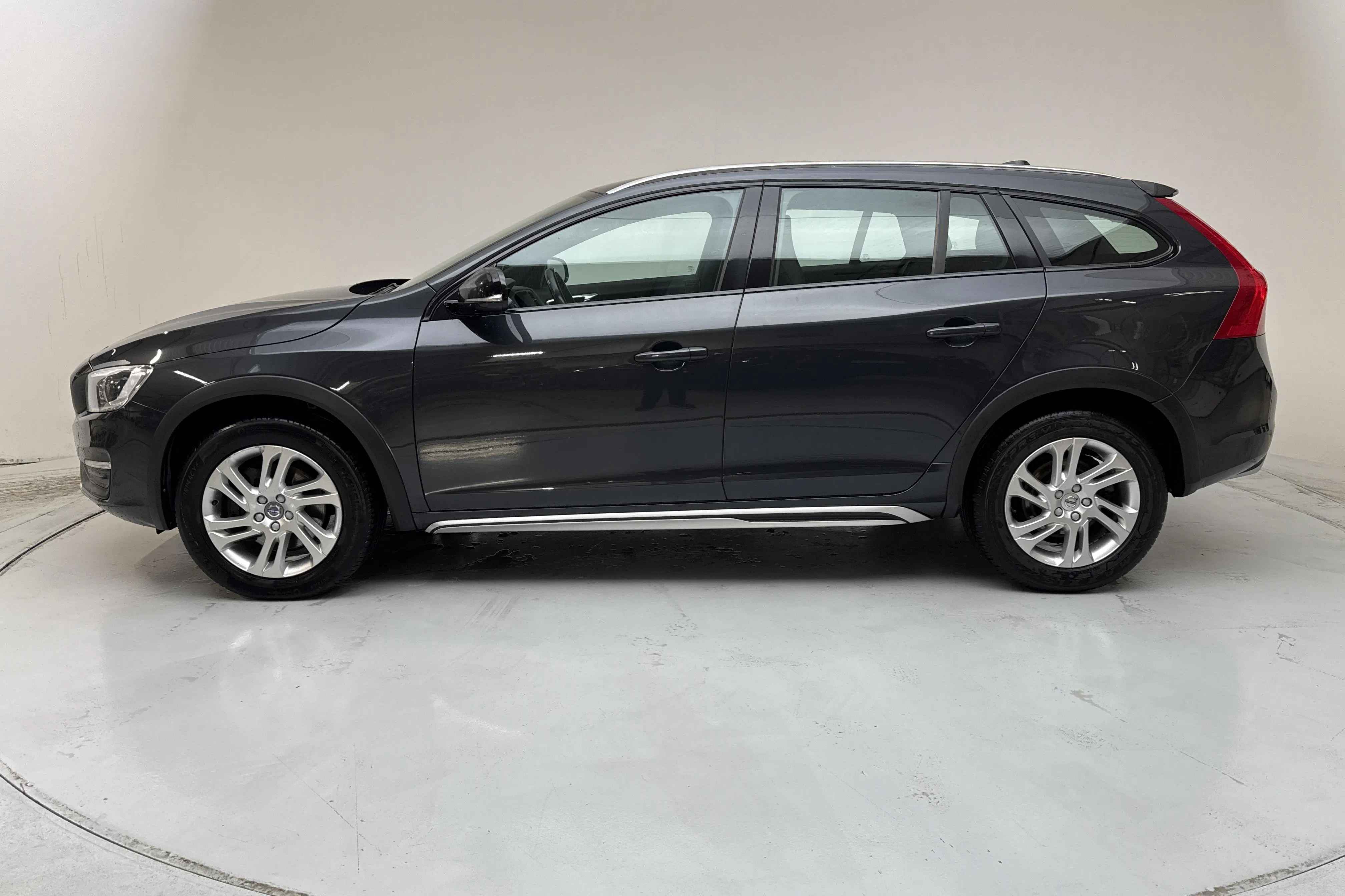 Presentation photo 2 of 14: Volvo V60 D3 Cross Country (150hk) - 177 010 km - Automatic - gray - 2017