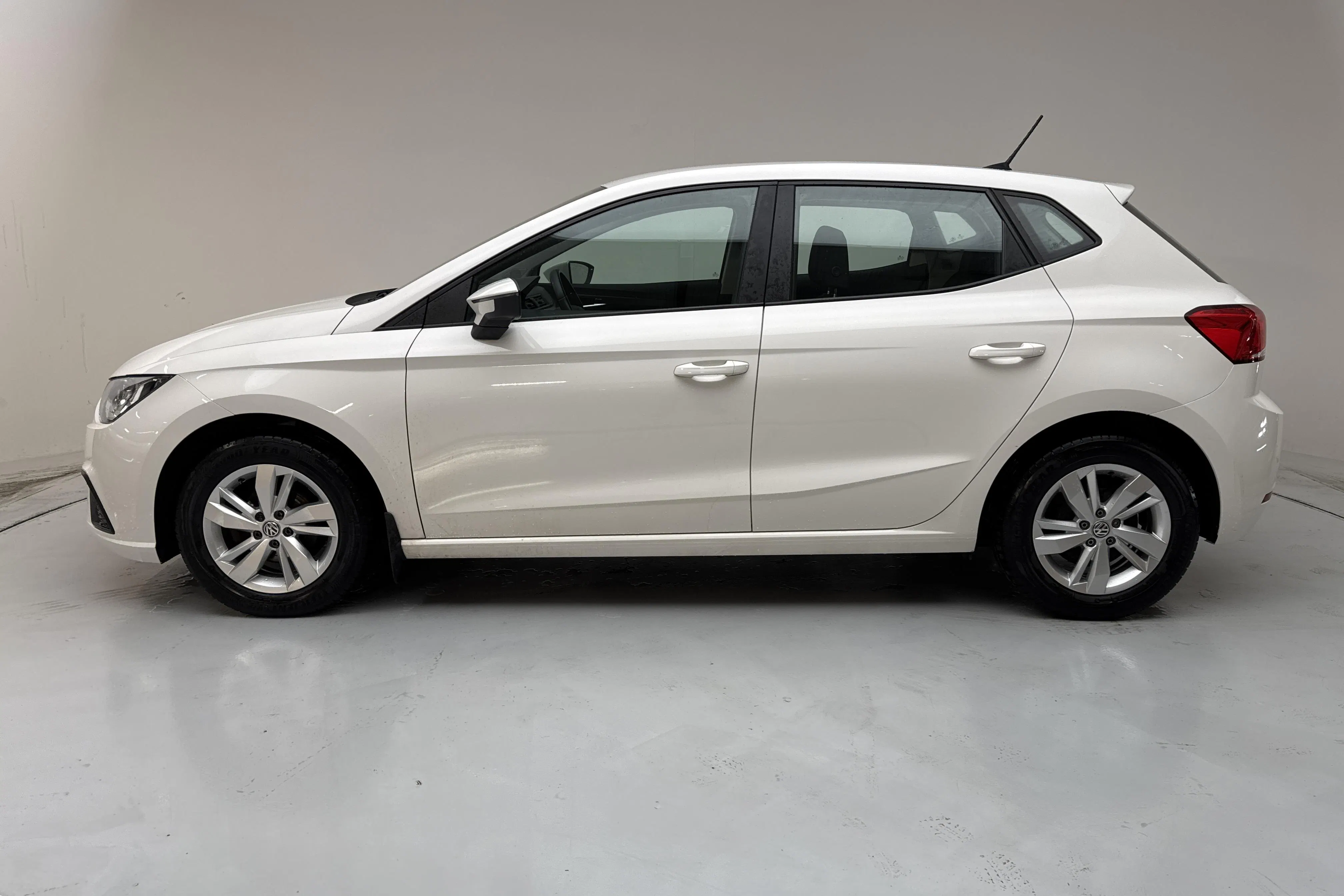 Presentationsfoto 2 av 13: Seat Ibiza 1.0 TGI 5dr (90hk) - 5 806 mil - Manuell - vit - 2021