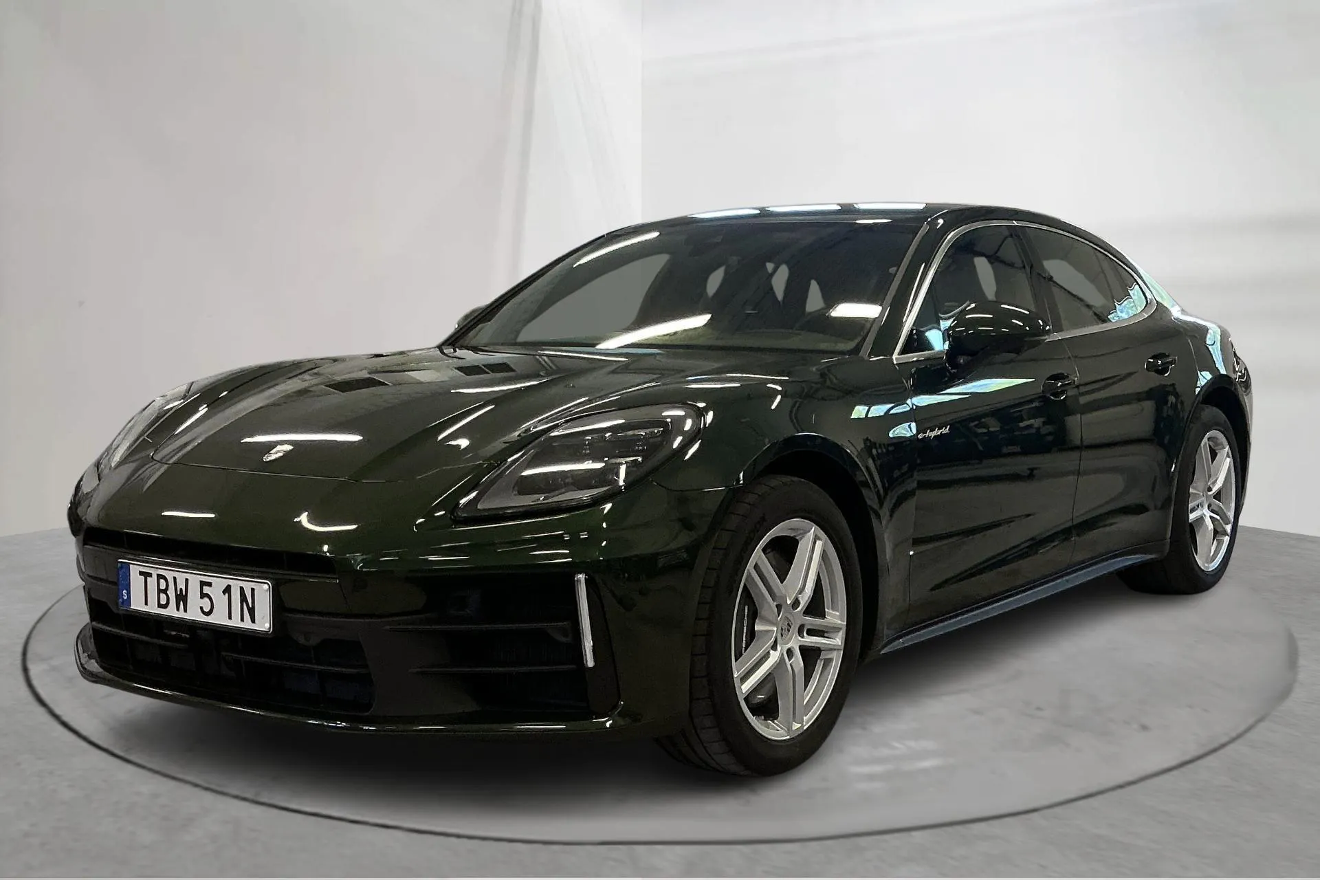 Presentationsfoto 1 av 20: Porsche Panamera 4 E-Hybrid (470hk) - 5 642 mil - Automat - grön - 2025