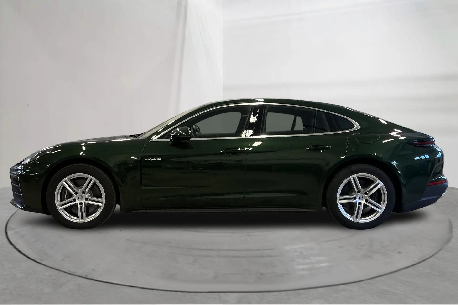 Presentationsfoto 2 av 20: Porsche Panamera 4 E-Hybrid (470hk) - 5 642 mil - Automat - grön - 2025