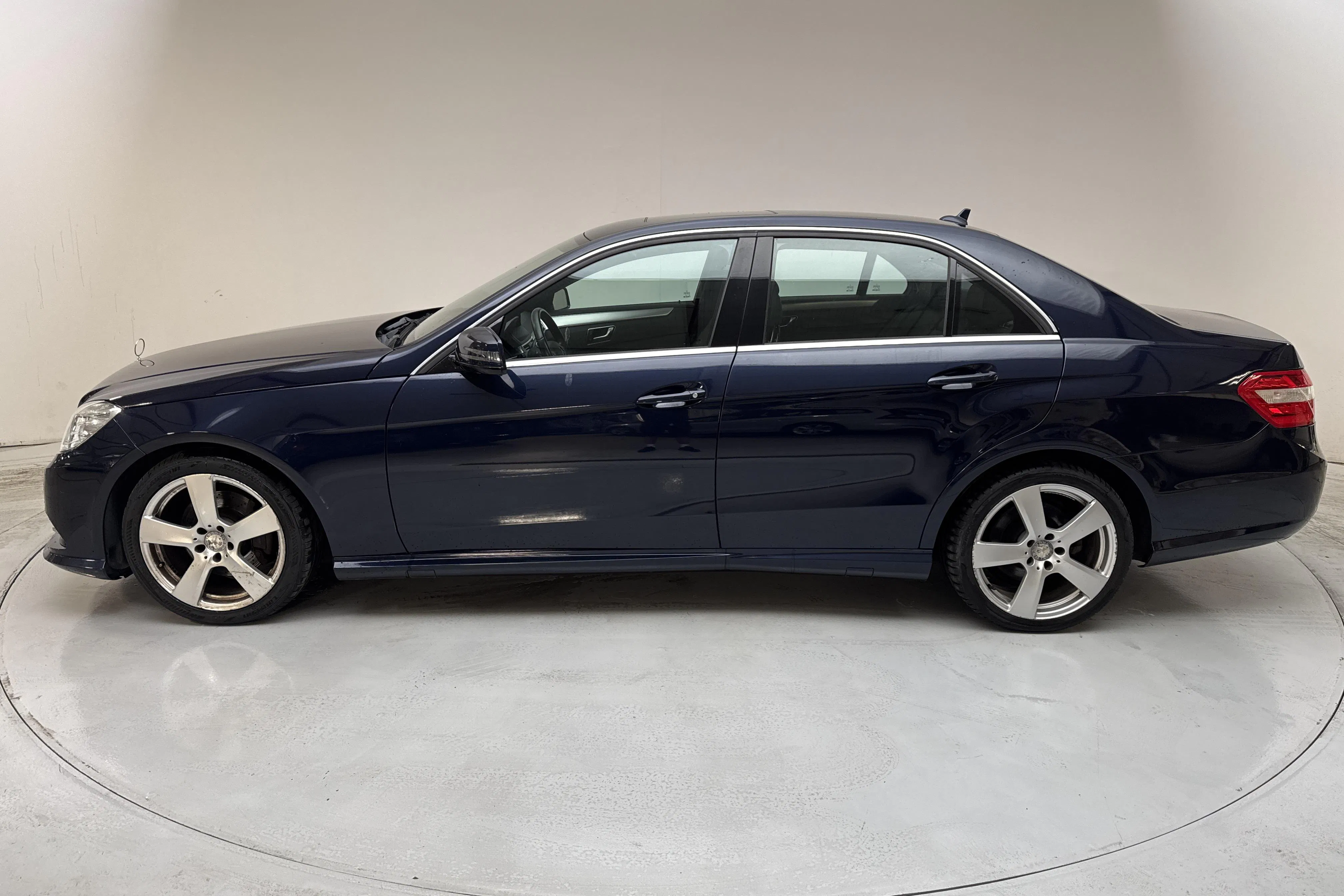 Presentationsfoto 2 av 12: Mercedes E 220 CDI W212 (170hk) - 10 456 mil - Automat - Mörkblå - 2012