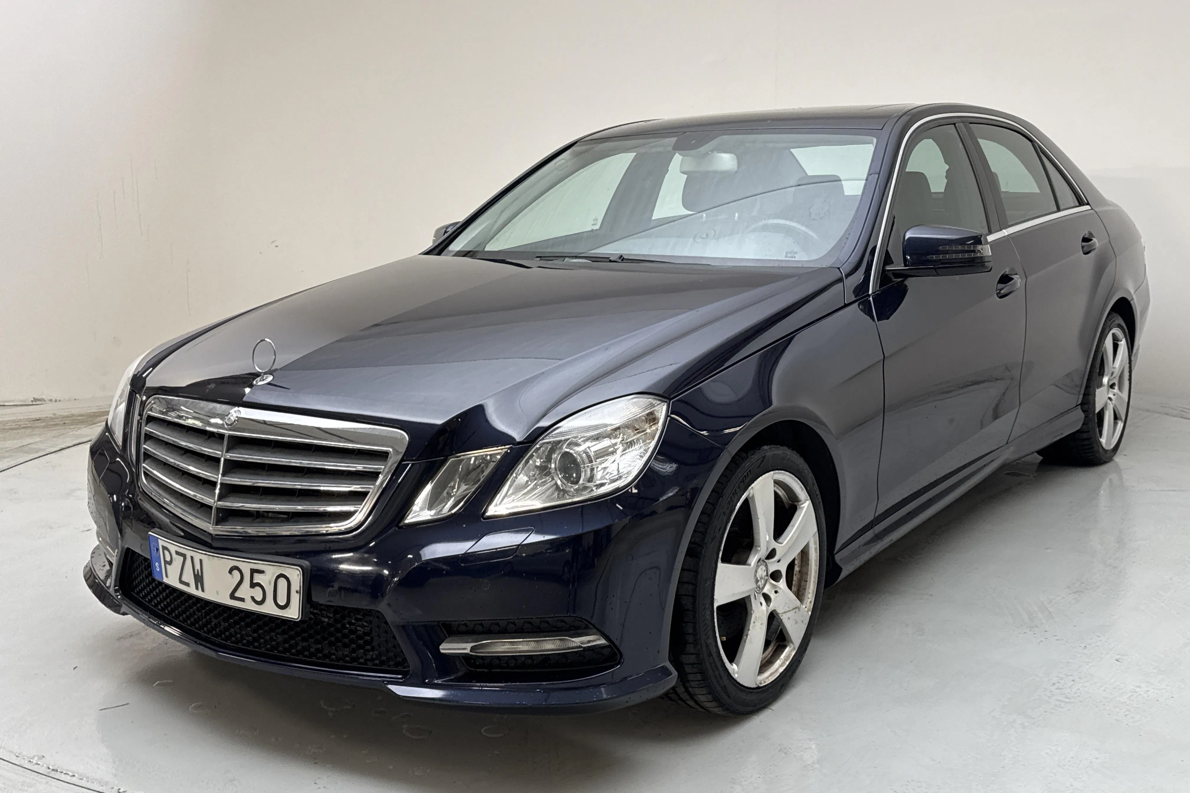 Presentationsfoto 1 av 12: Mercedes E 220 CDI W212 (170hk) - 10 456 mil - Automat - Mörkblå - 2012