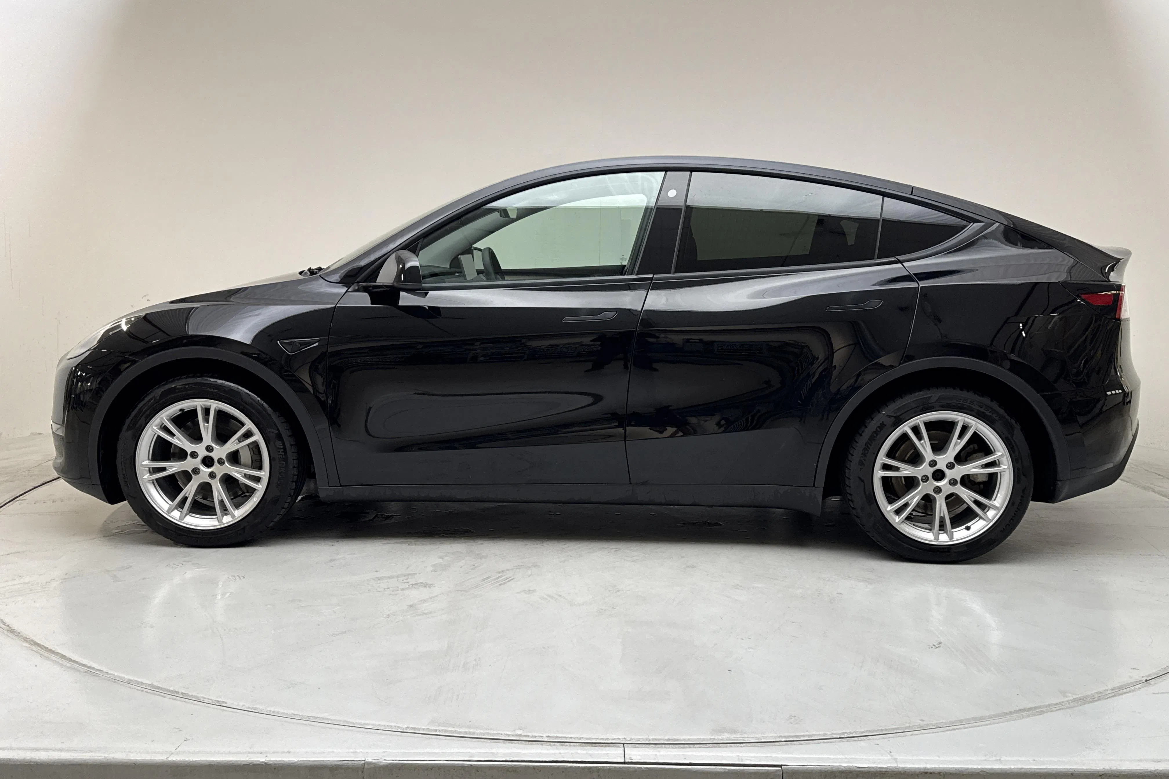 Presentationsfoto 2 av 20: Tesla Model Y Long Range Dual Motor AWD - 12 141 mil - Automat - svart - 2023