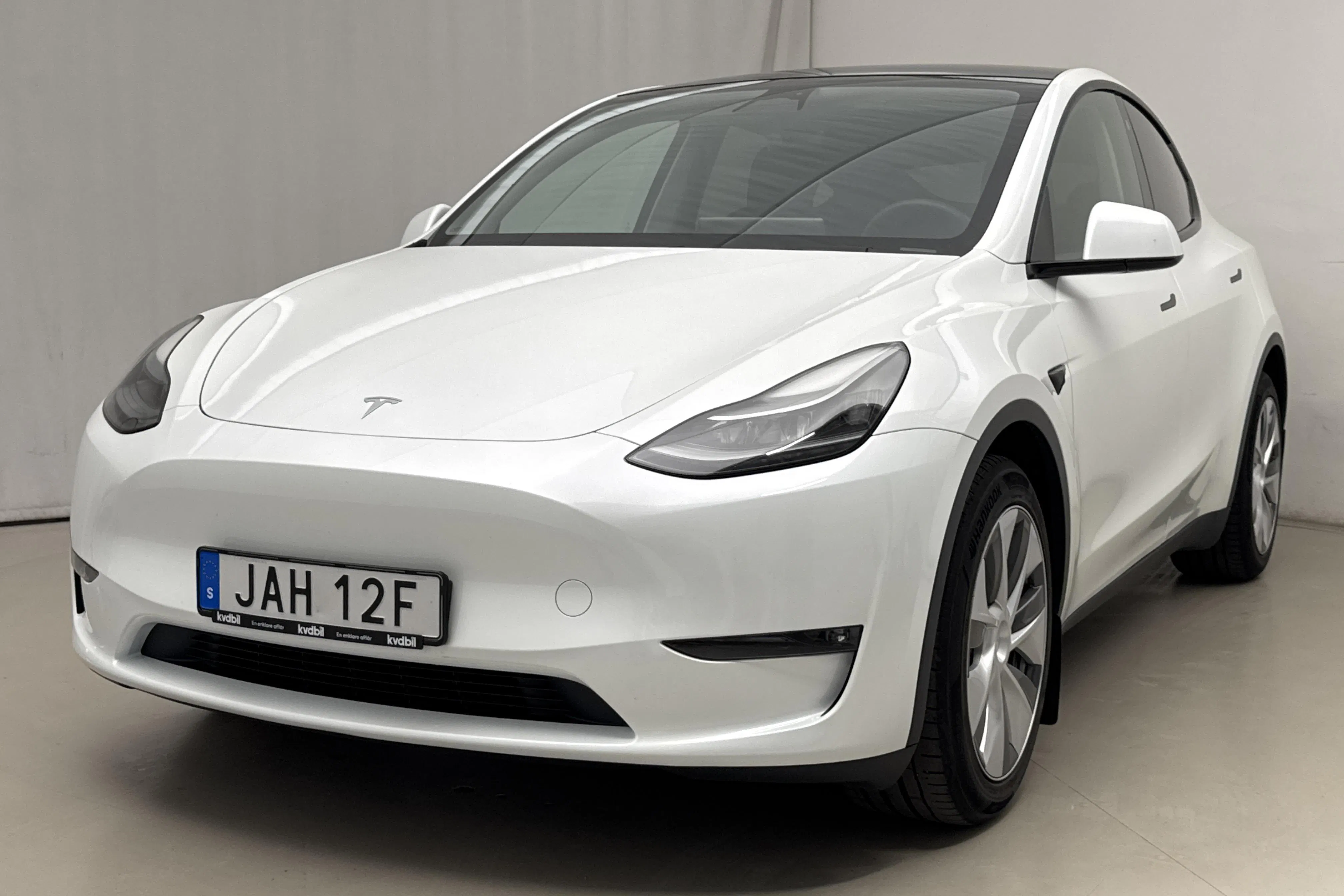 Presentationsfoto 1 av 23: Tesla Model Y Long Range Dual Motor AWD - 3 215 mil - Automat - vit - 2023