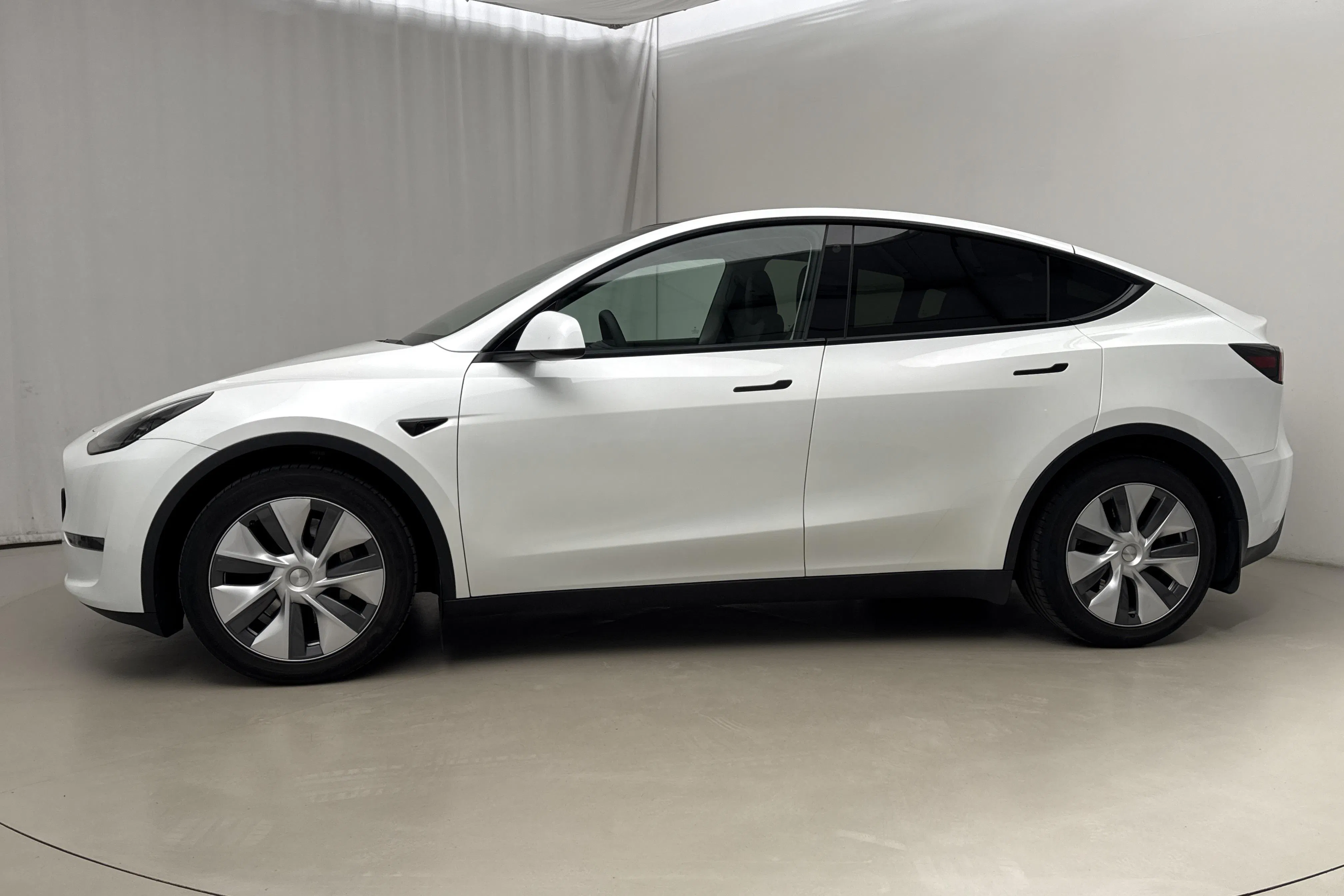 Presentationsfoto 2 av 23: Tesla Model Y Long Range Dual Motor AWD - 3 215 mil - Automat - vit - 2023