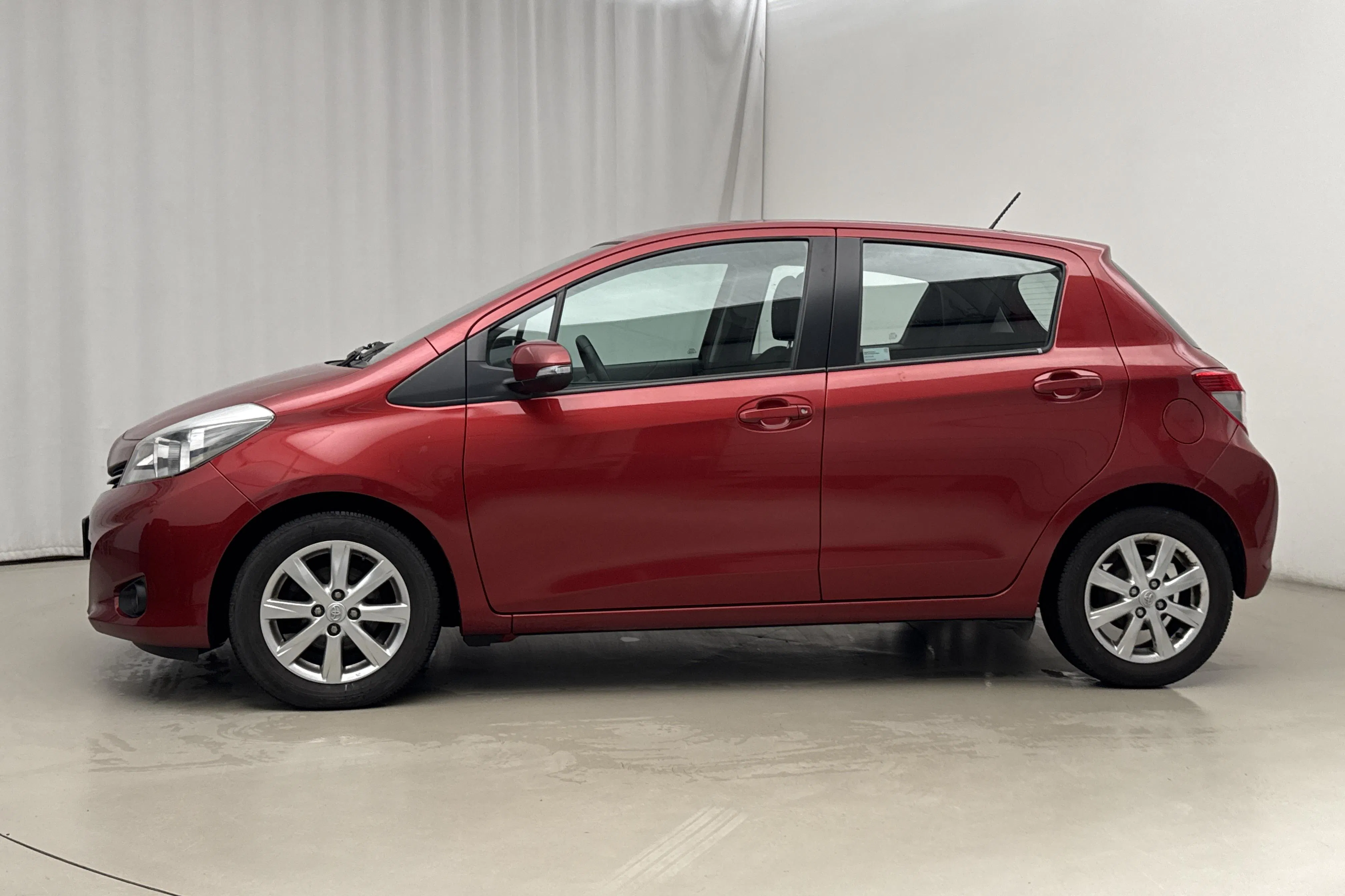 Presentation photo 2 of 16: Toyota Yaris 1.33 5dr (100hk) - 63 970 km - Automatic - red - 2013