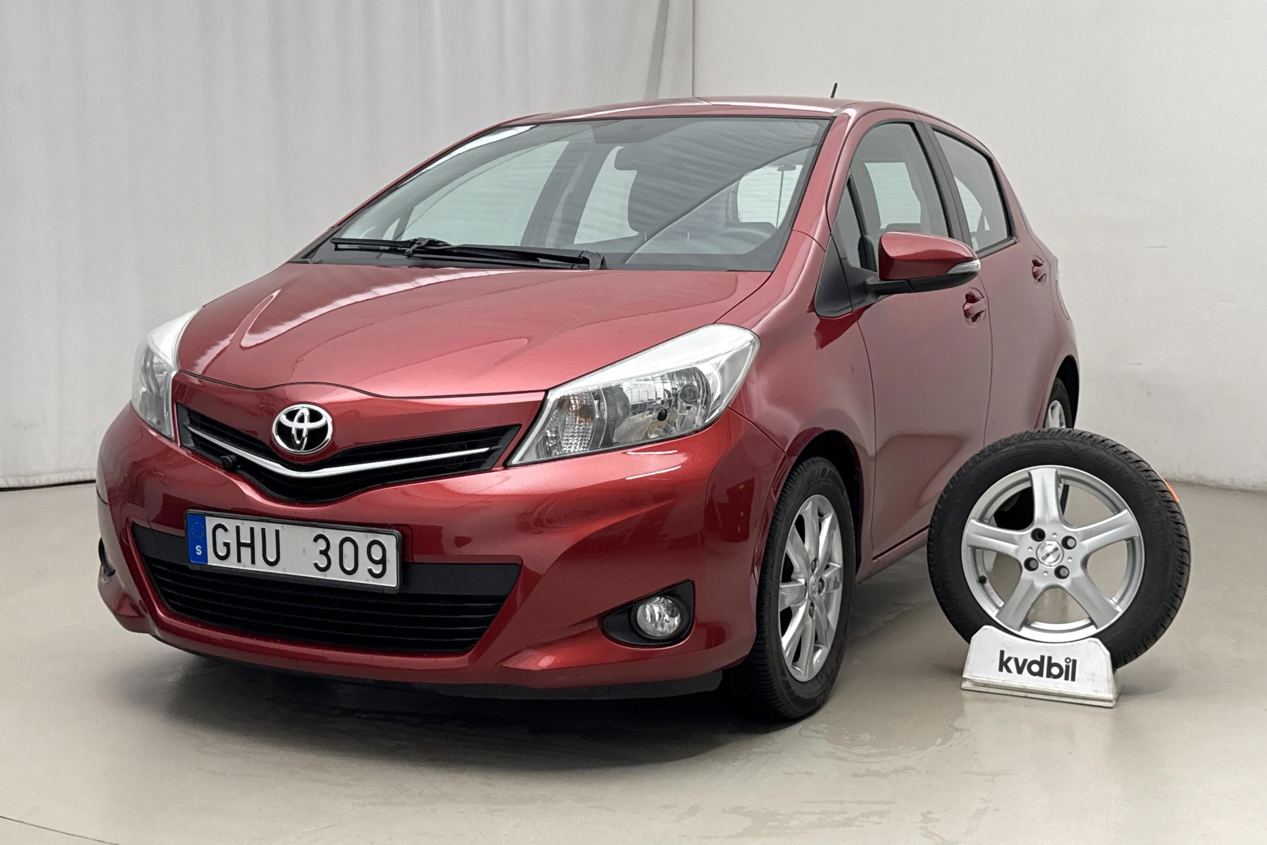 Presentation photo 1 of 16: Toyota Yaris 1.33 5dr (100hk) - 63 970 km - Automatic - red - 2013