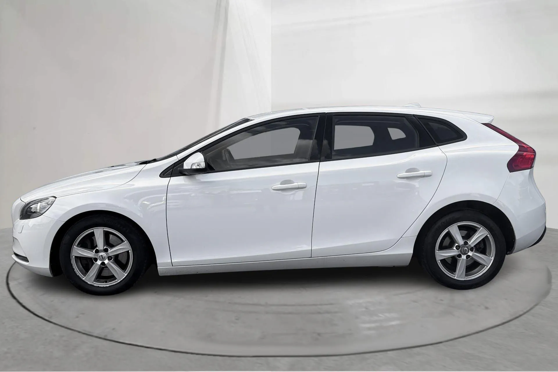 Presentationsfoto 2 av 14: Volvo V40 T2 (122hk) - 13 358 mil - Automat - vit - 2017