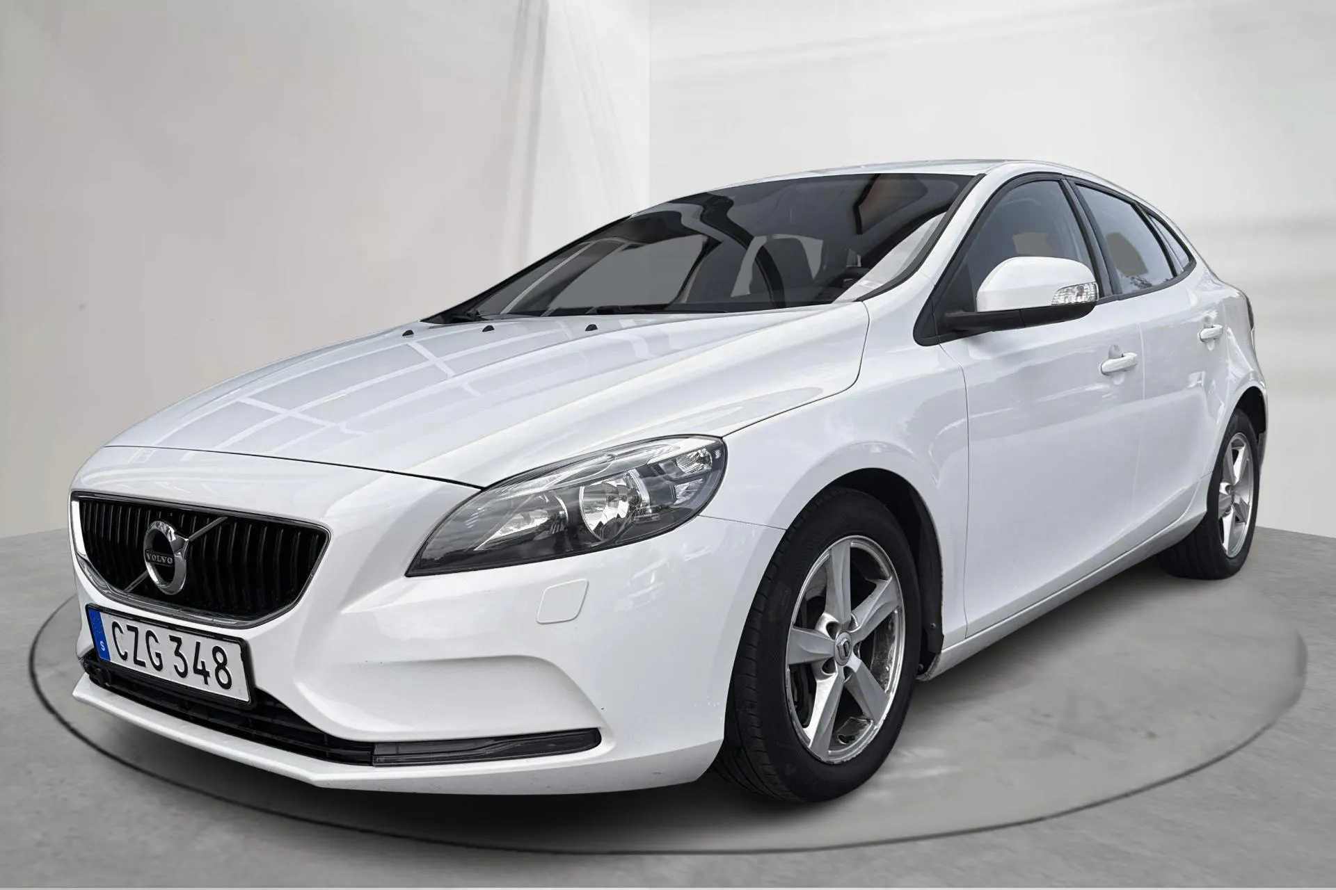 Presentationsfoto 1 av 14: Volvo V40 T2 (122hk) - 13 358 mil - Automat - vit - 2017