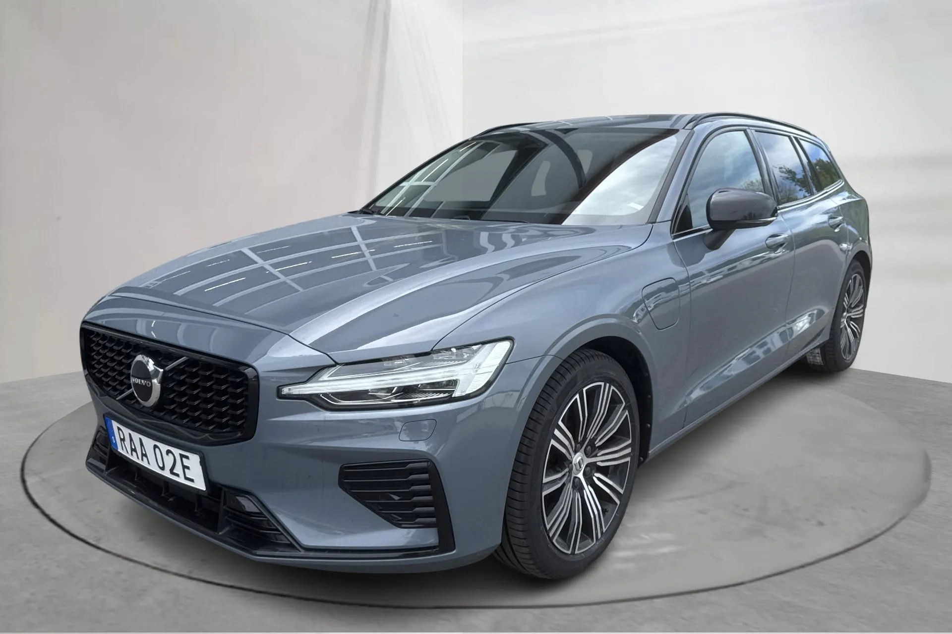 Presentationsfoto 1 av 17: Volvo V60 T6 AWD Recharge (350hk) - 10 881 mil - Automat - grå - 2023