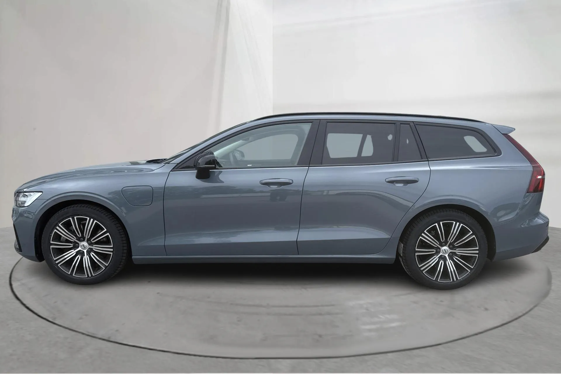 Presentationsfoto 2 av 17: Volvo V60 T6 AWD Recharge (350hk) - 10 881 mil - Automat - grå - 2023