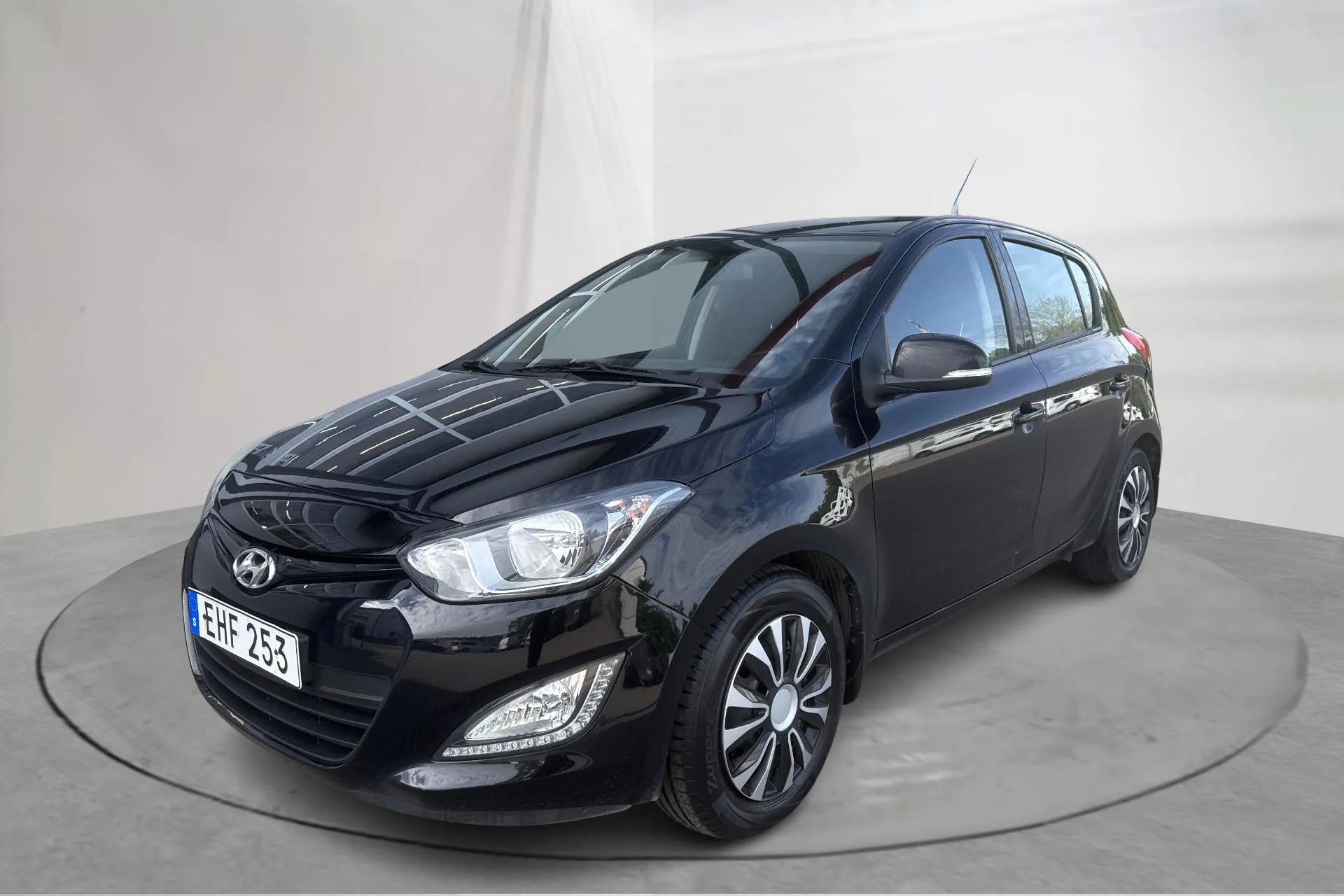 Presentation photo 1 of 12: Hyundai i20 1.2 (85hk) - 130 770 km - Manual - black - 2015