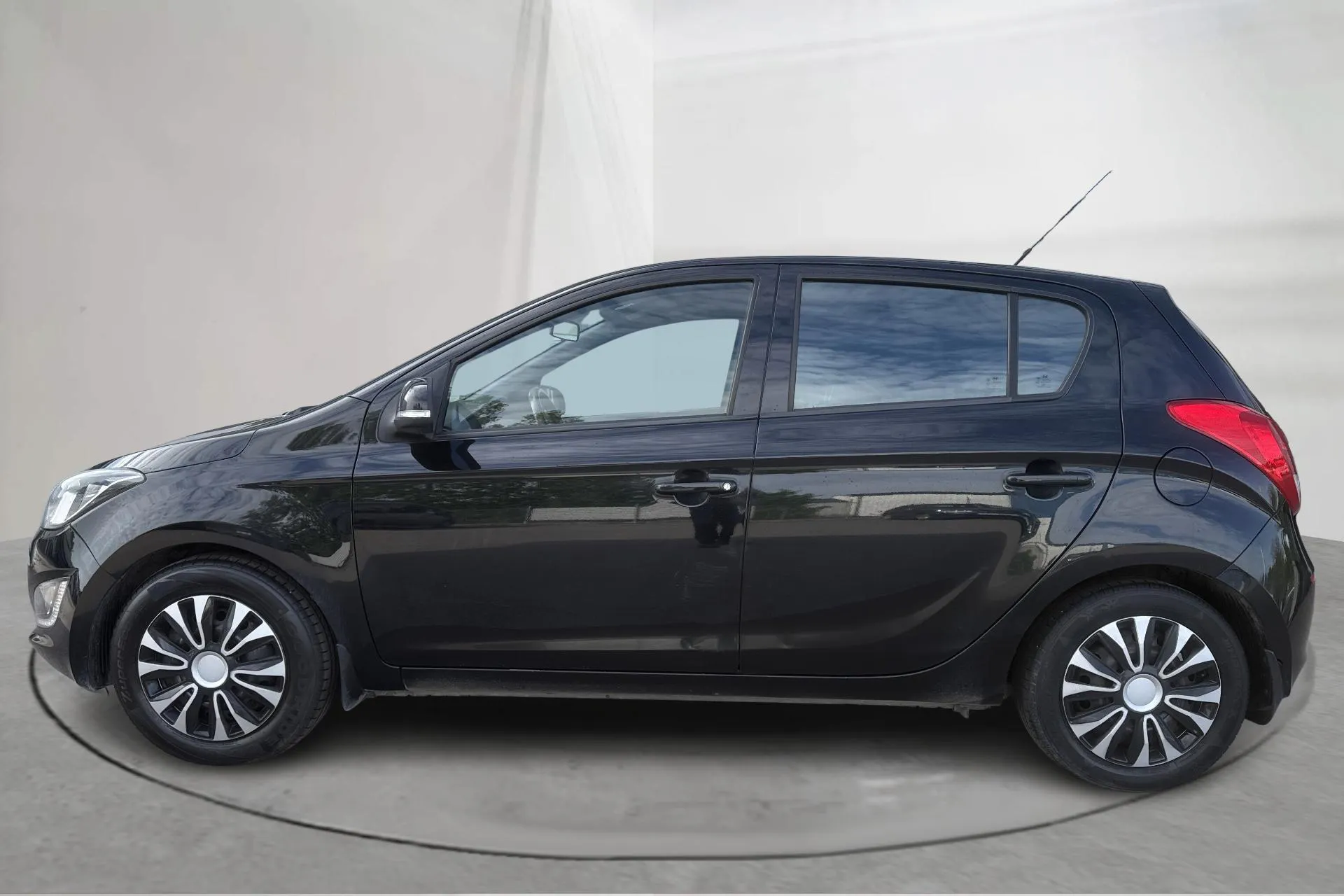 Presentation photo 2 of 12: Hyundai i20 1.2 (85hk) - 130 770 km - Manual - black - 2015