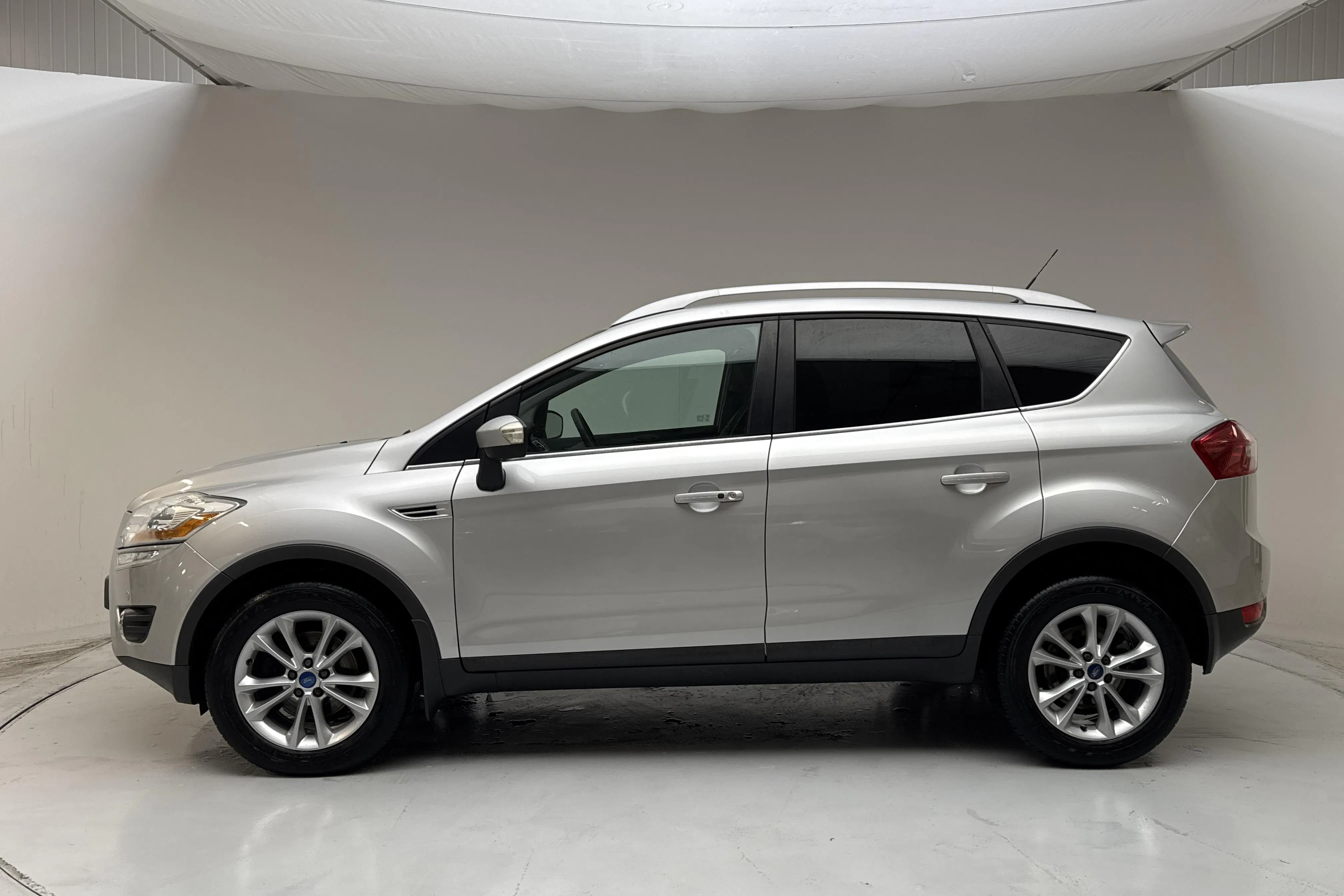 Presentationsfoto 2 av 12: Ford Kuga 2.0 TDCi AWD (163hk) - 22 557 mil - Automat - grå - 2012