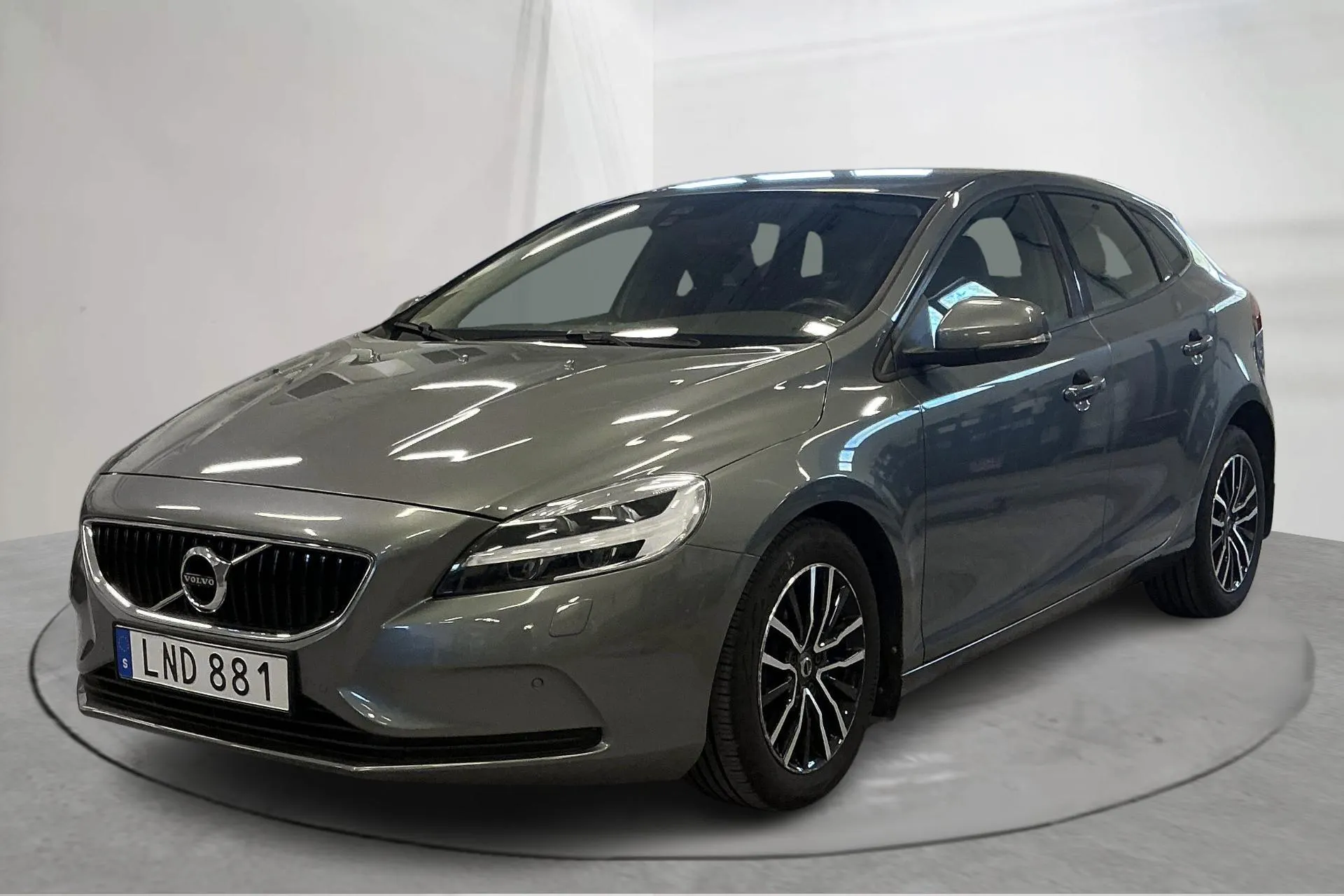 Presentationsfoto 1 av 13: Volvo V40 T2 (122hk) - 10 746 mil - Automat - grå - 2017