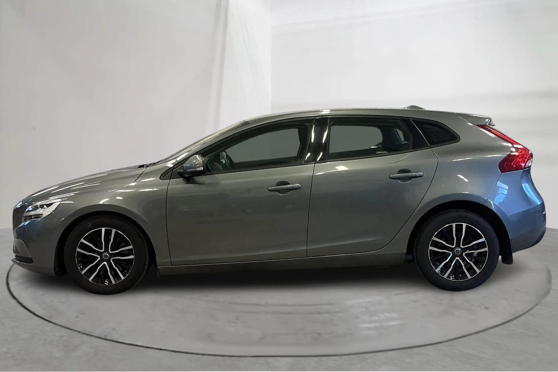 Presentationsfoto 2 av 13: Volvo V40 T2 (122hk) - 10 746 mil - Automat - grå - 2017