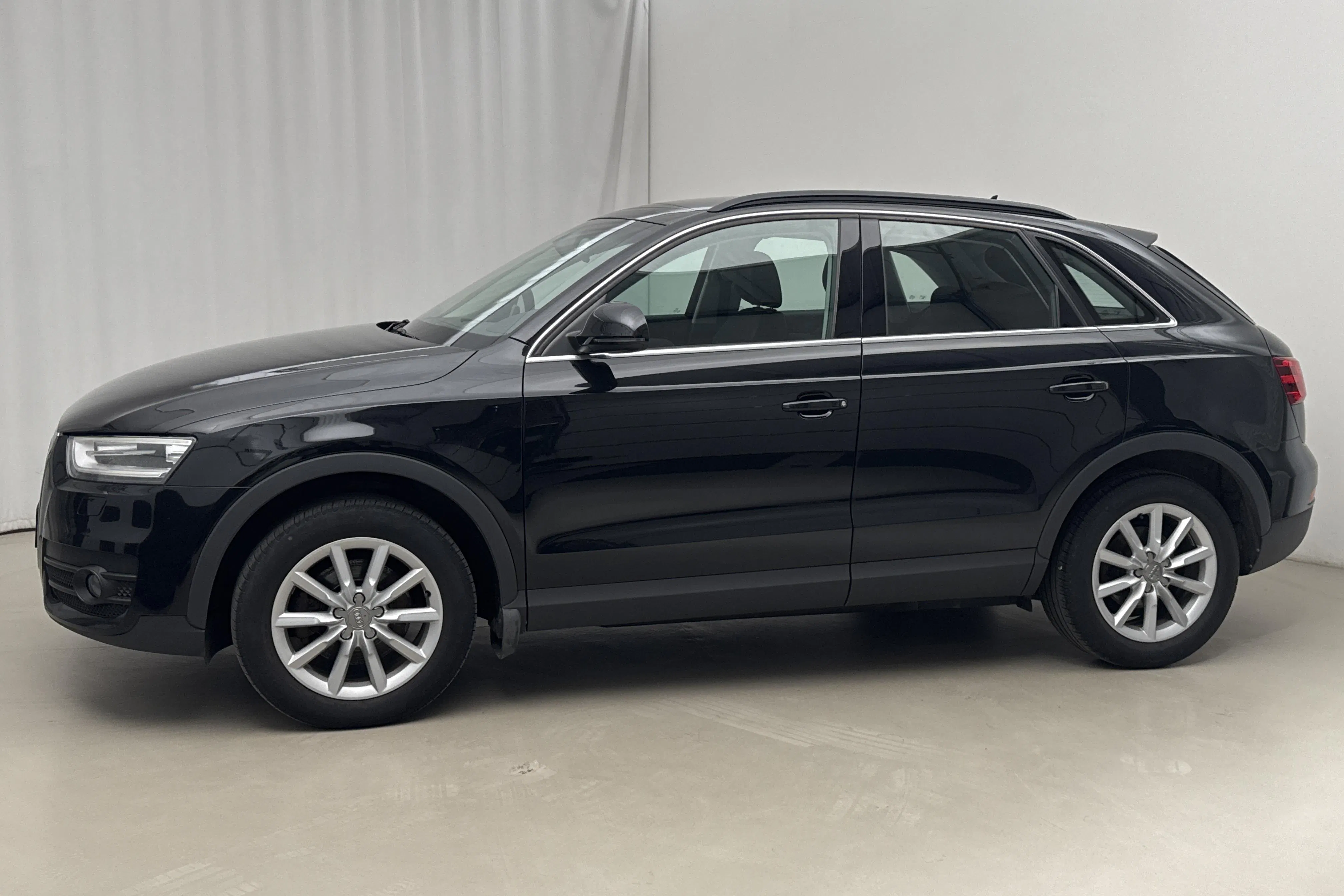 Presentation photo 2 of 14: Audi Q3 2.0 TDI quattro (140hk) - 160 860 km - Manual - black - 2013