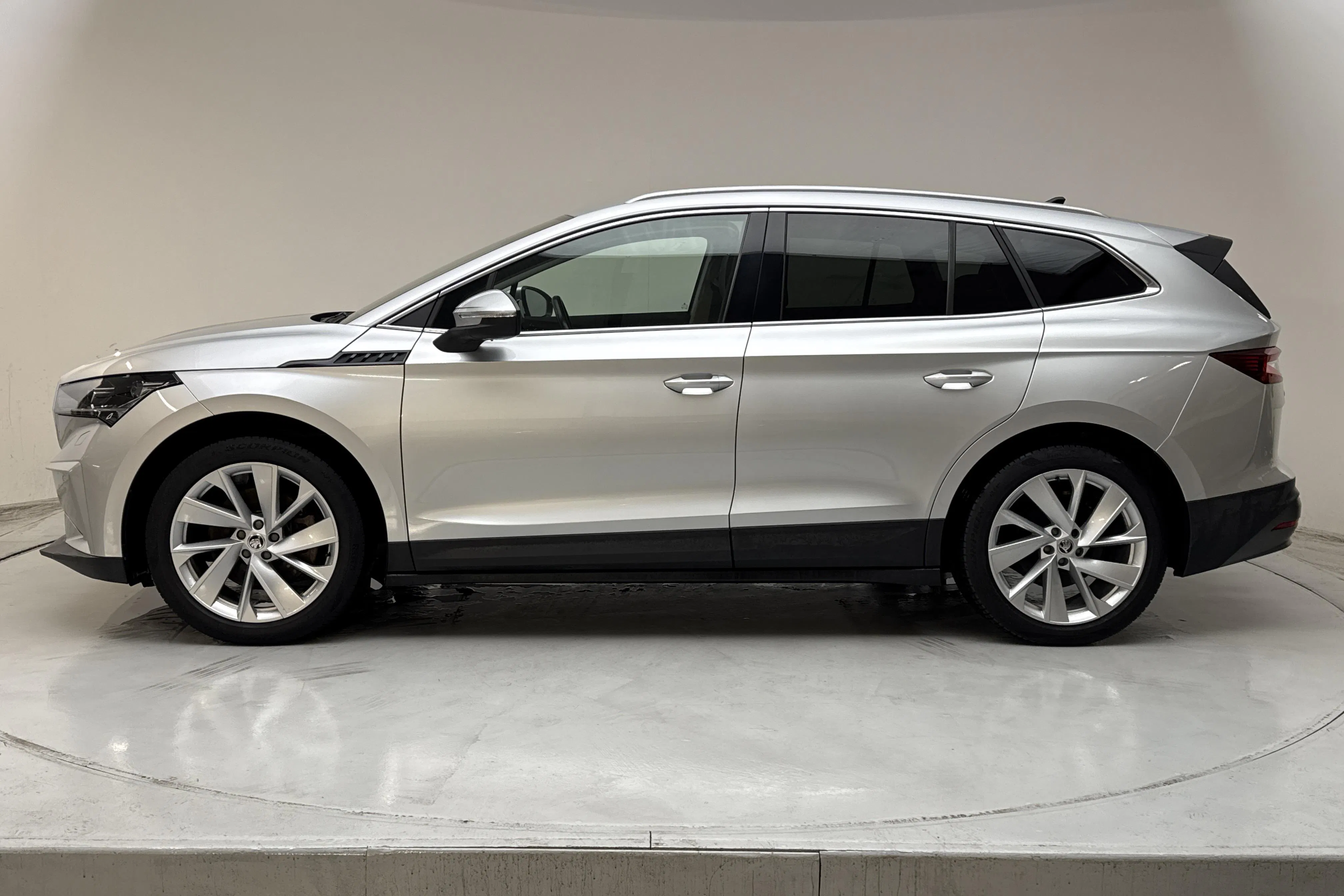 Presentation photo 2 of 18: Skoda Enyaq iV 80 (204hk) - 90 140 km - Automatic - silver - 2021