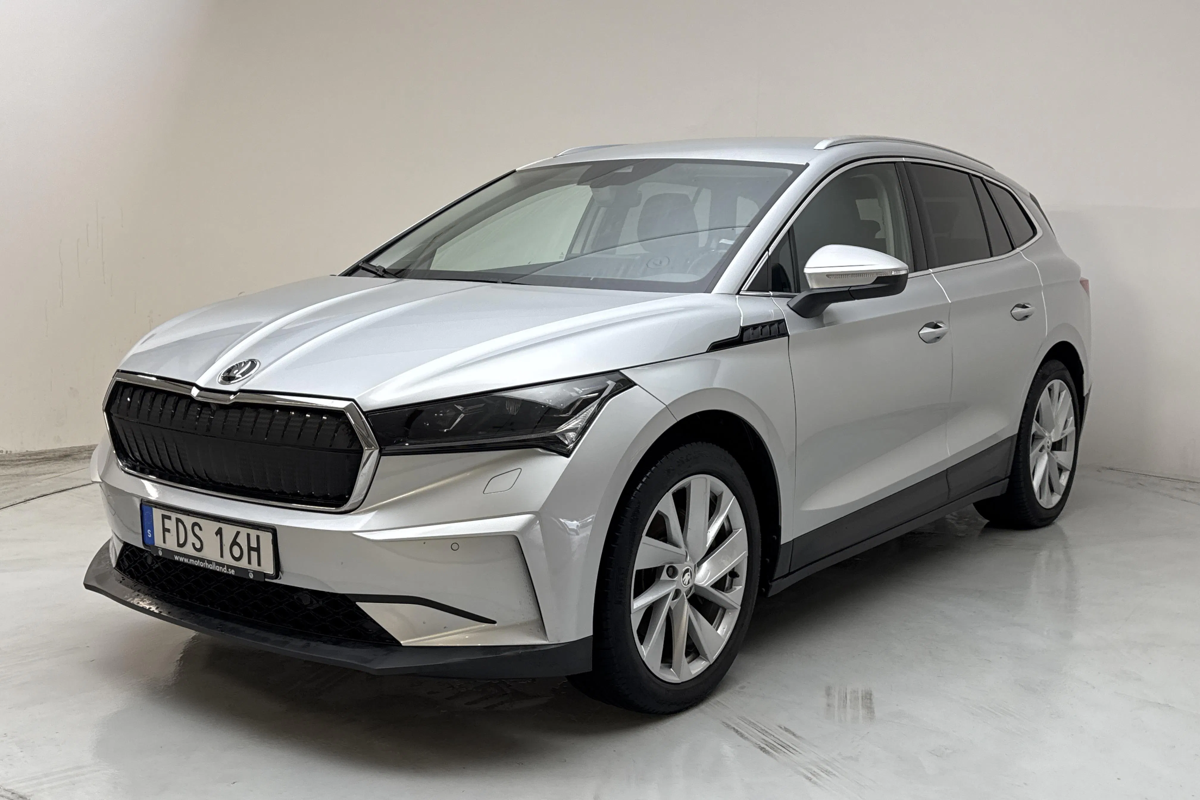 Presentation photo 1 of 18: Skoda Enyaq iV 80 (204hk) - 90 140 km - Automatic - silver - 2021
