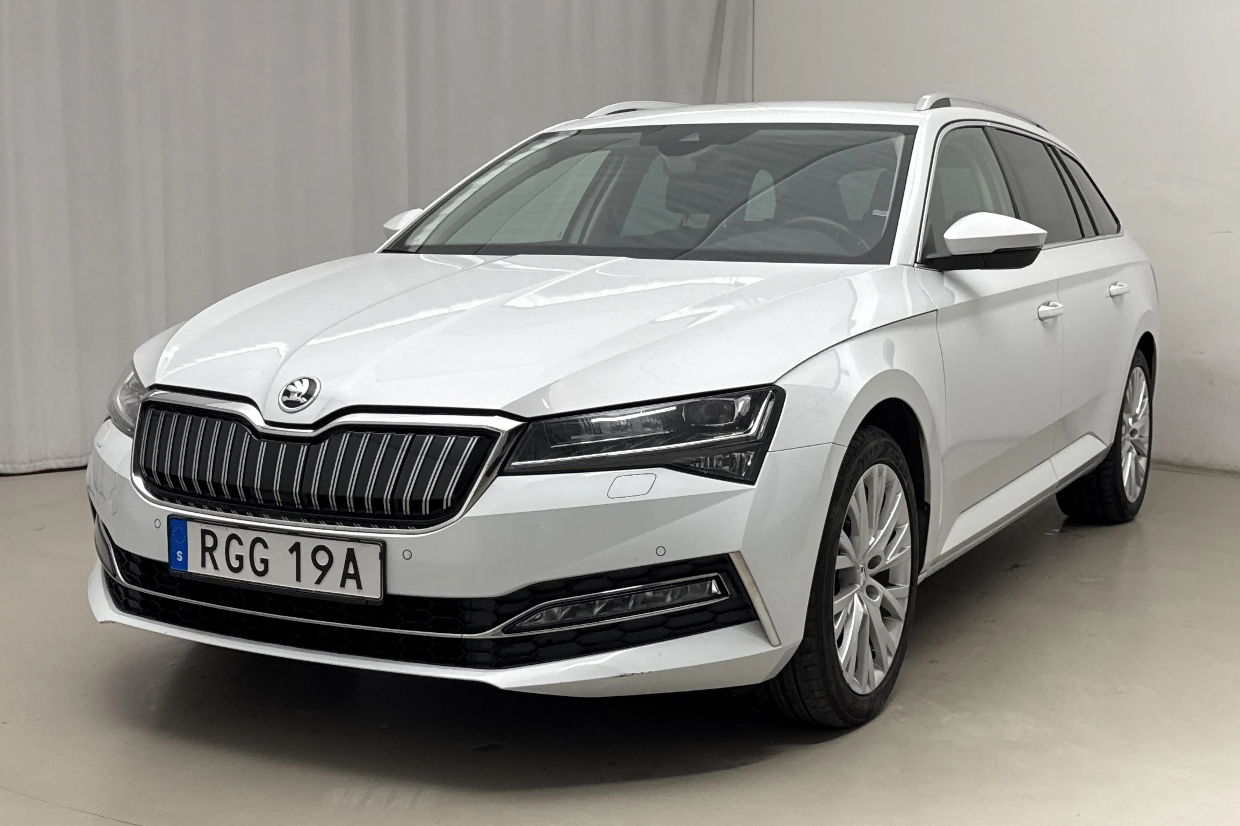 Presentation photo 1 of 22: Skoda Superb 1.4 TSI PHEV Kombi (218hk) - 120 500 km - Automatic - white - 2023