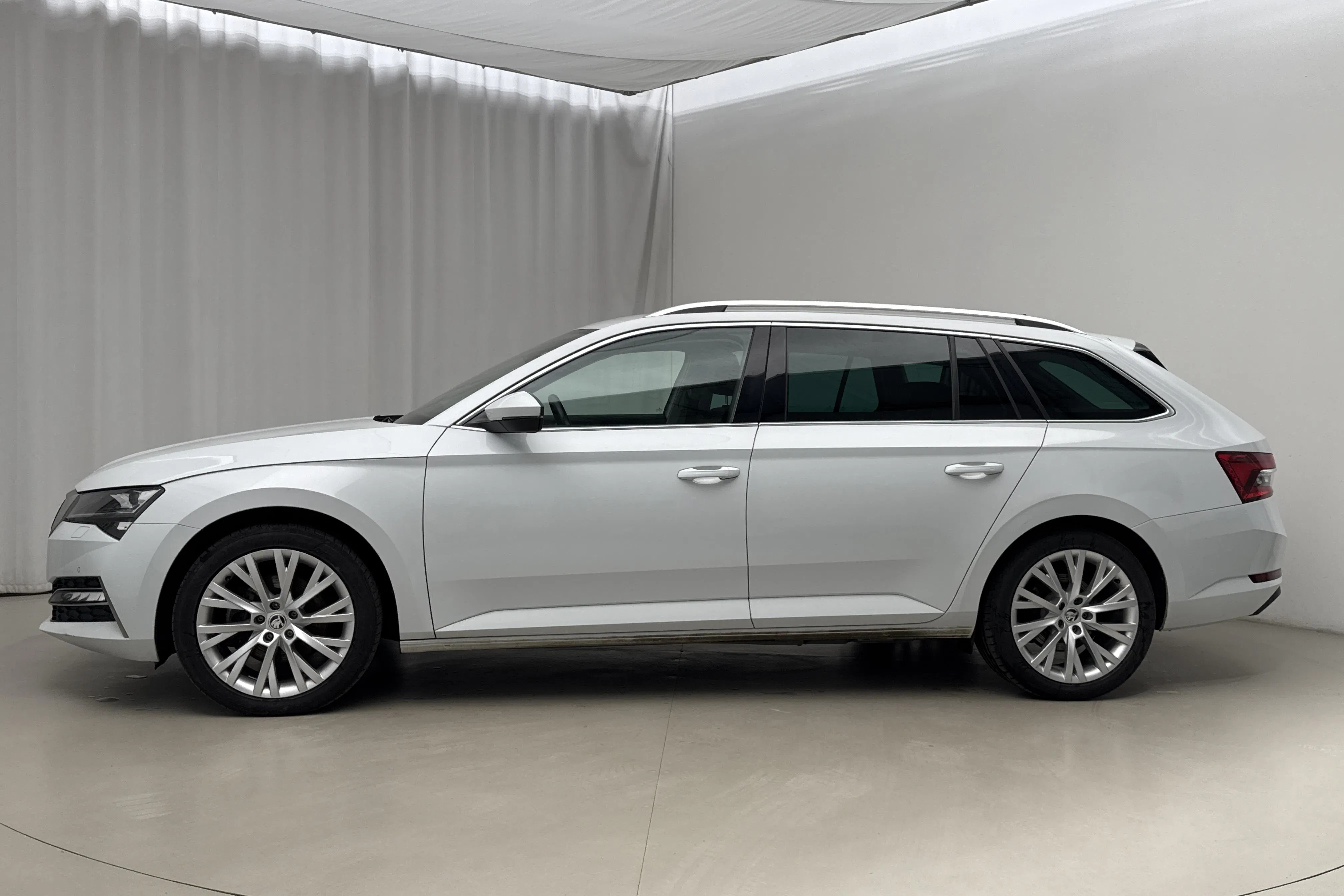 Presentation photo 2 of 22: Skoda Superb 1.4 TSI PHEV Kombi (218hk) - 120 500 km - Automatic - white - 2023