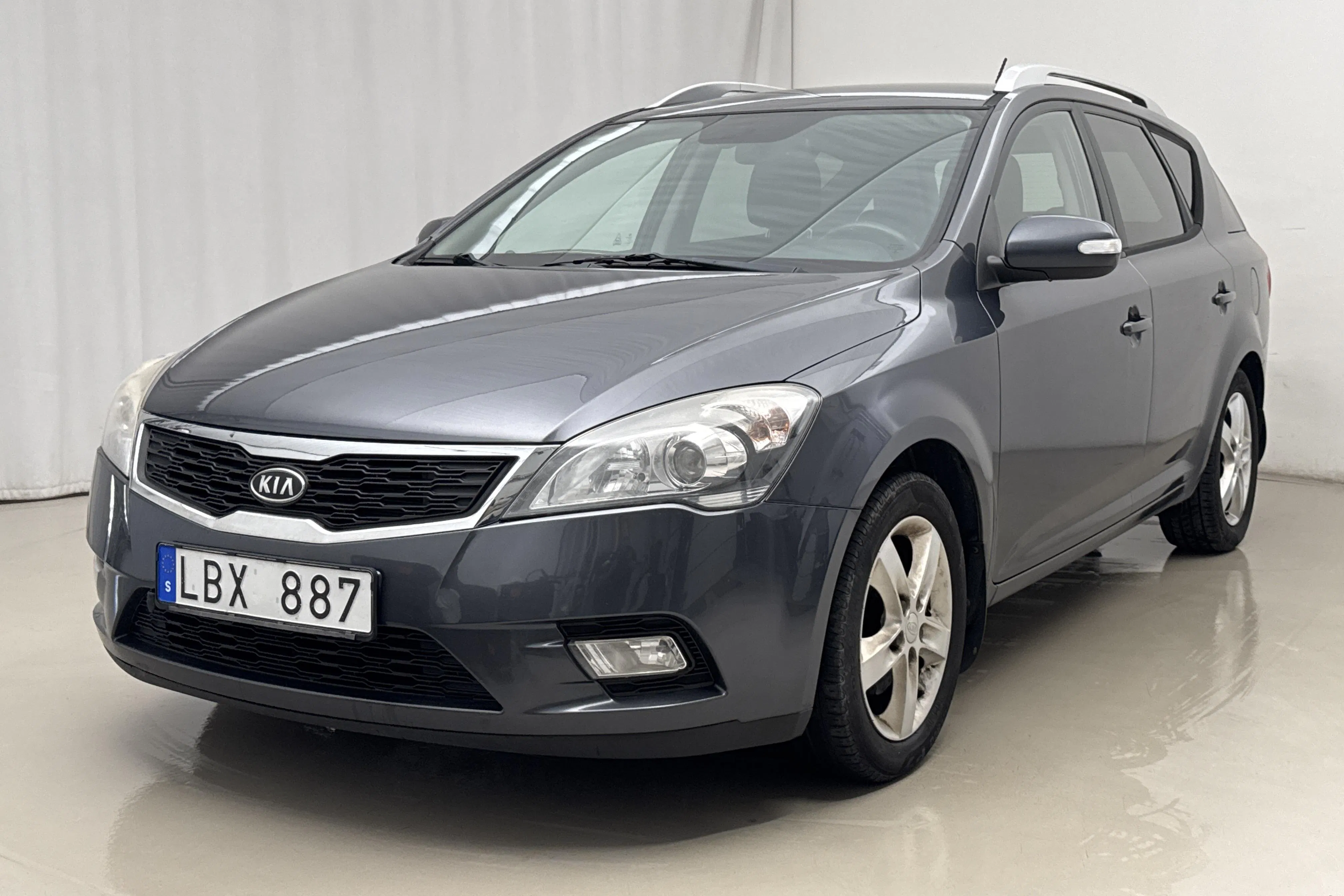 Presentationsfoto 1 av 16: KIA Cee'd 1.6 CRDi SW (128hk) - 23 014 mil - Manuell - grå - 2011